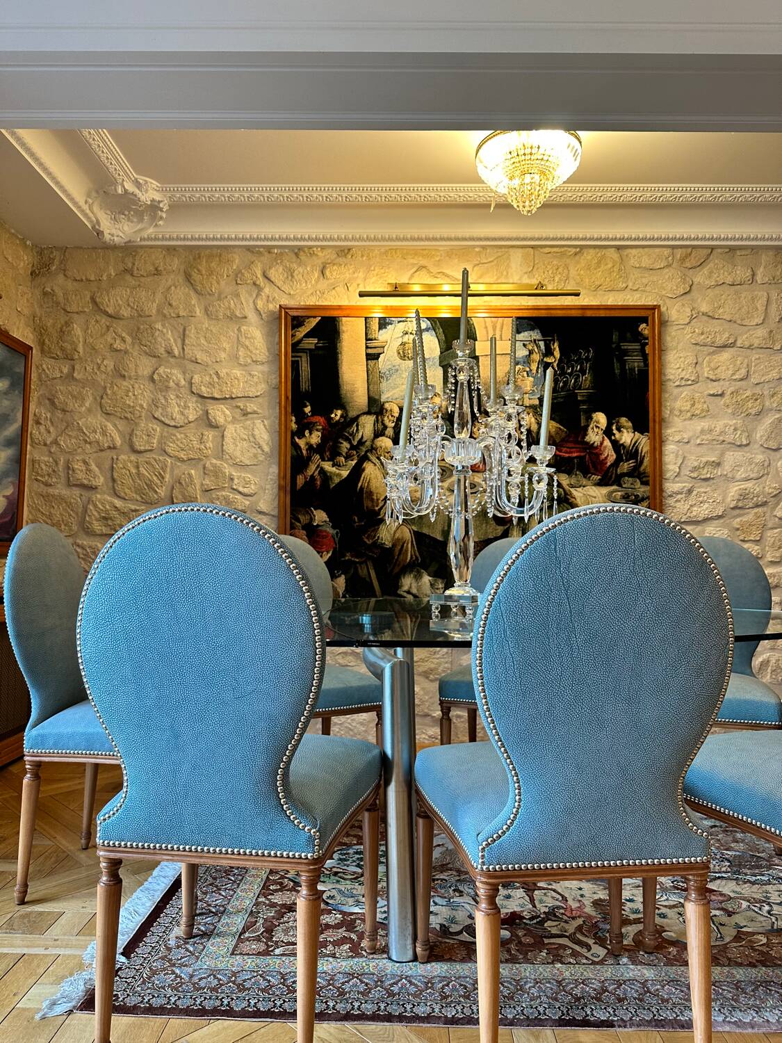 Table ghibli en verre avec 8 chaises parisiennes pieds sabrés roche bobois