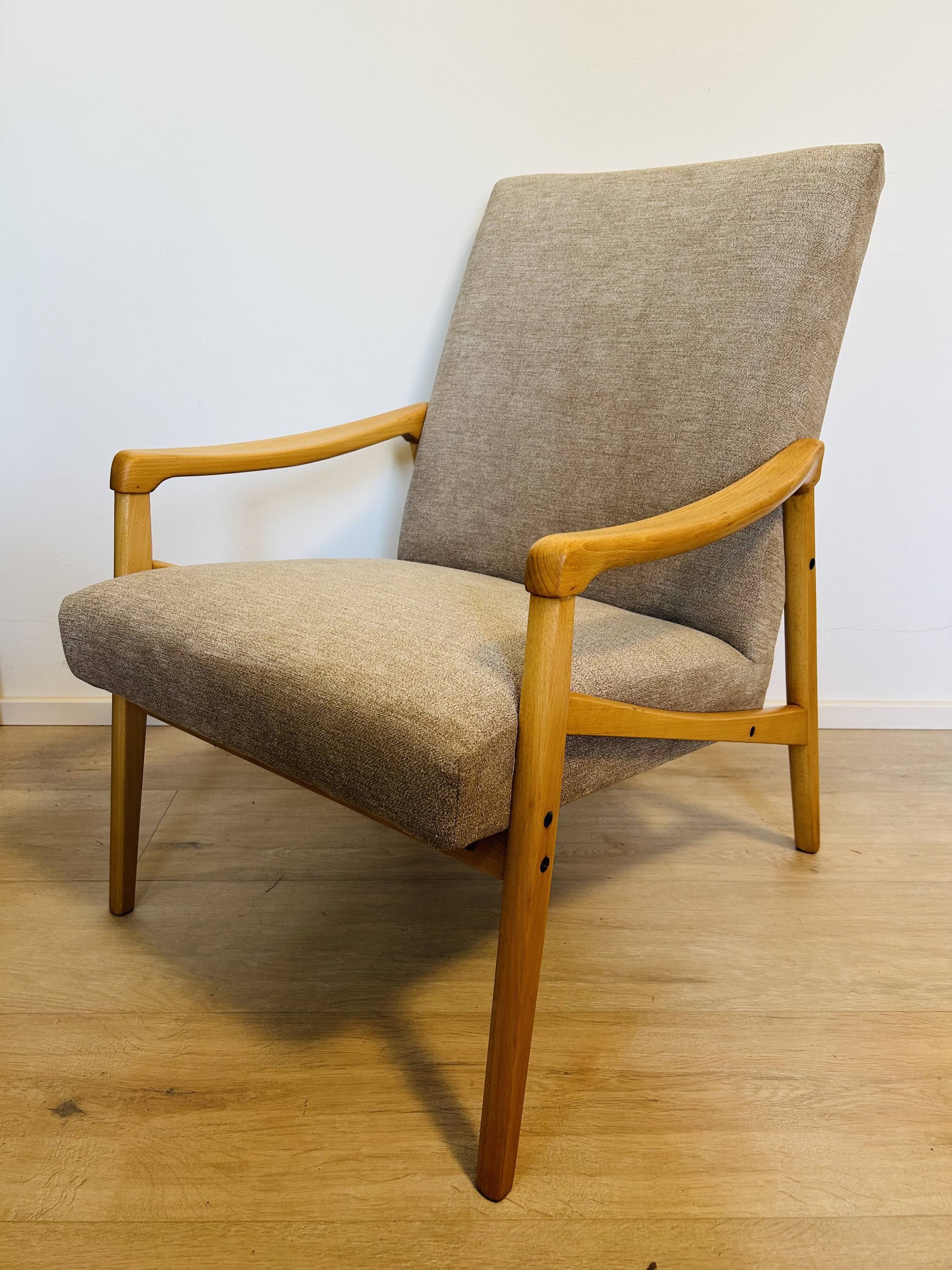 Fauteuil du milieu du siècle entièrement restauré par Jiri Jiroutek de Tchécoslovaquie