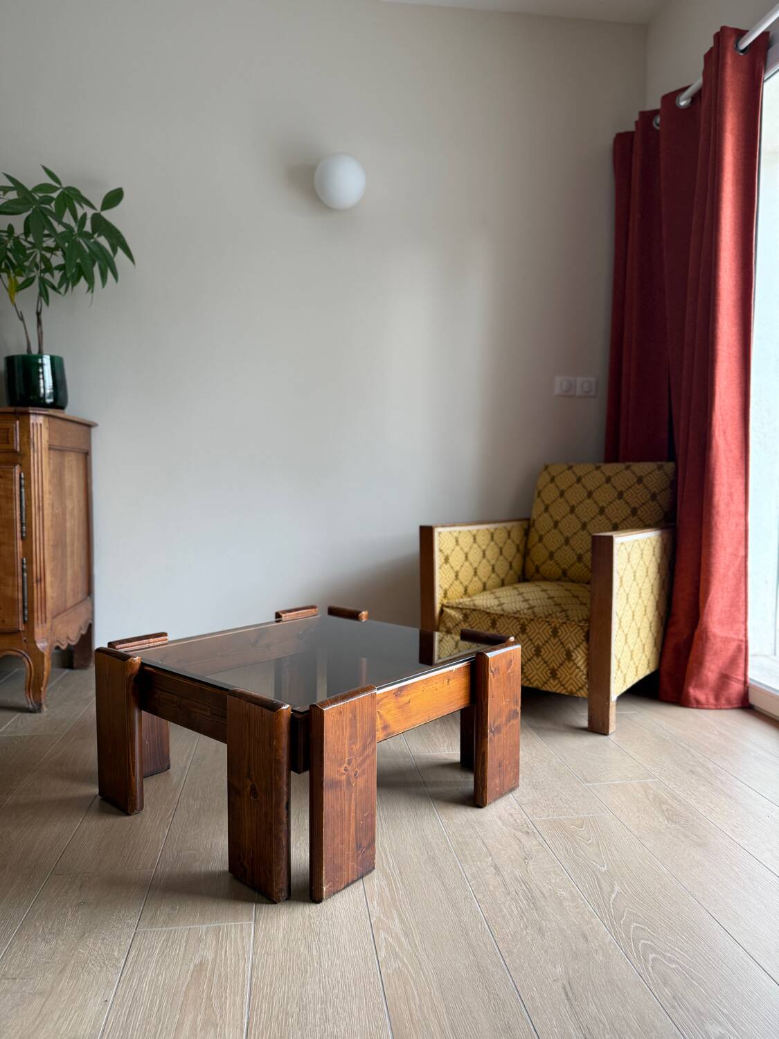 Square coffee table in solid wood and smoked glass – 70s