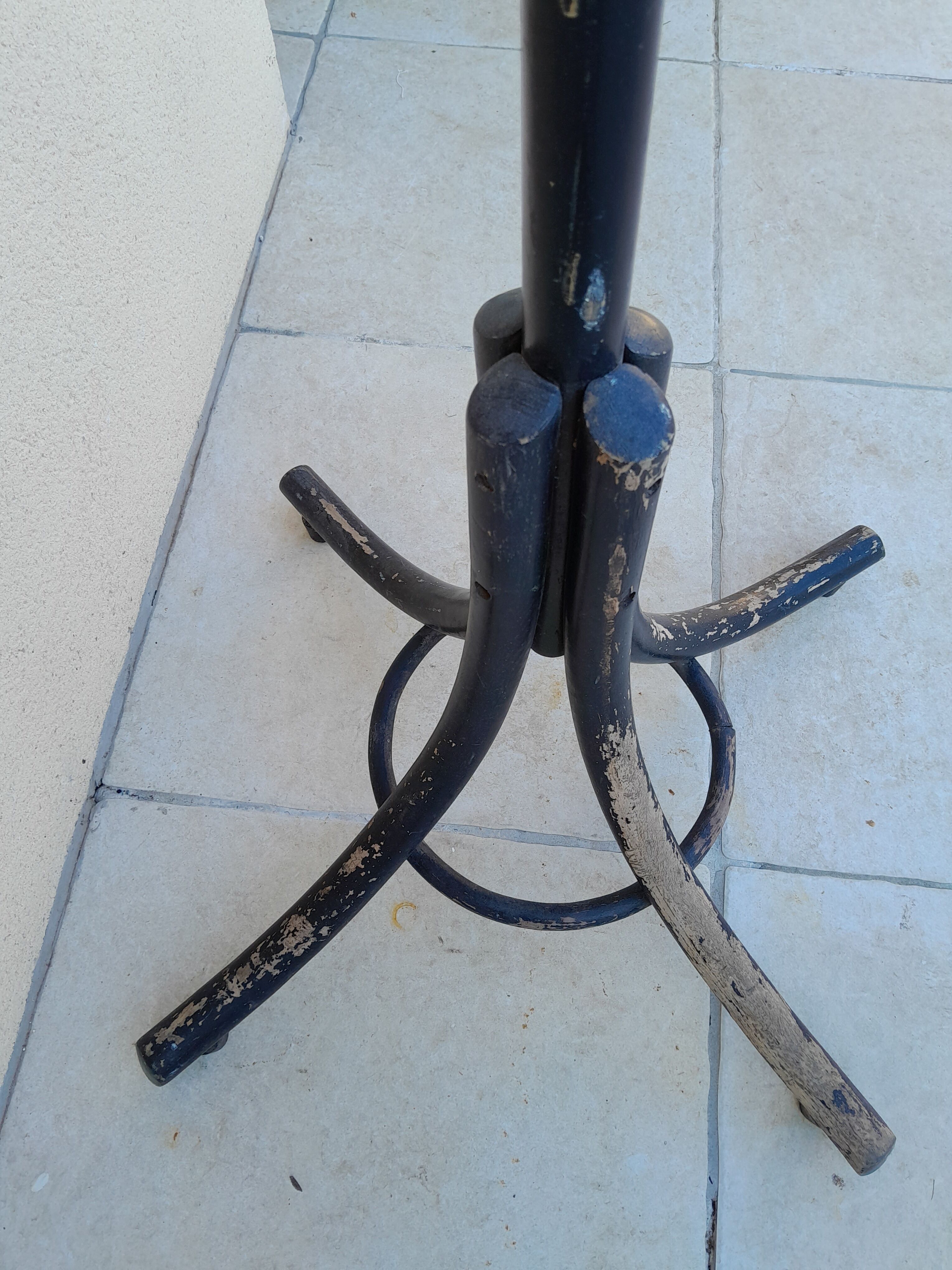 Coat rack parrot bistro