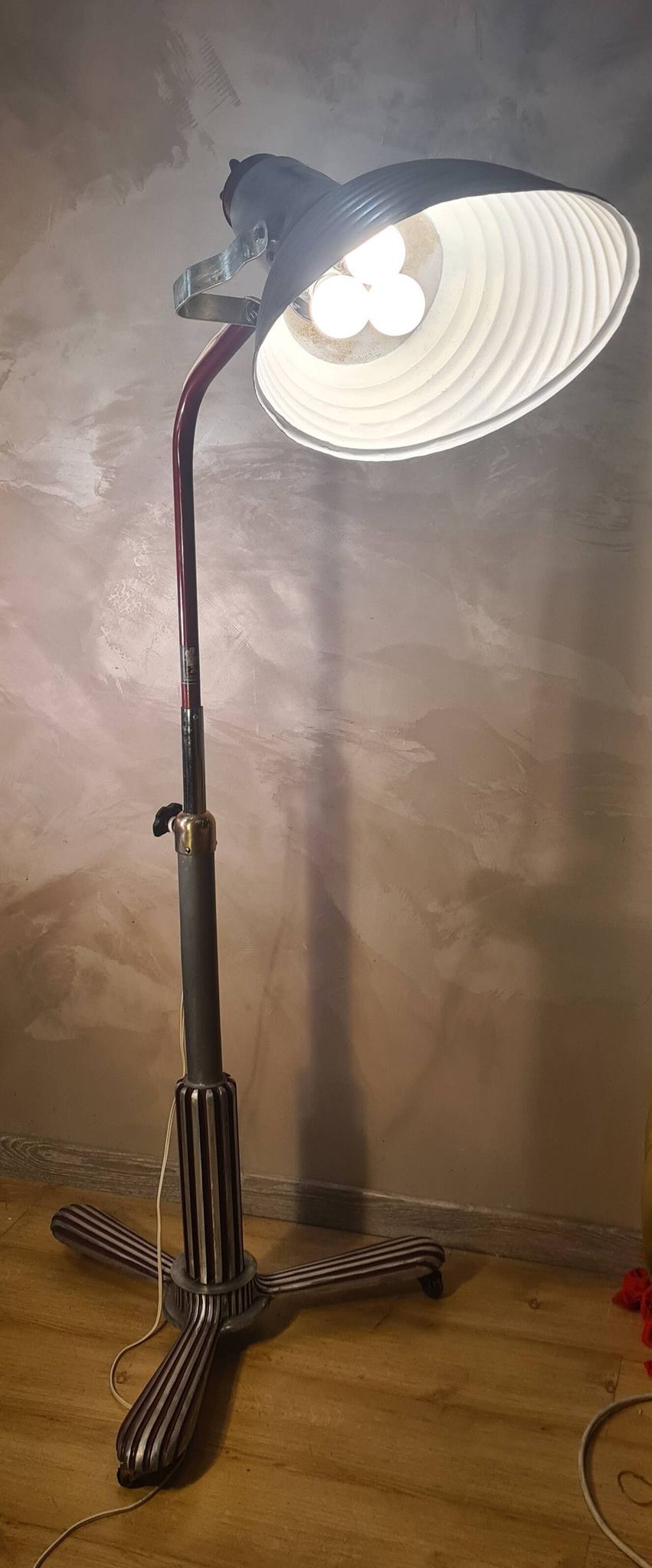 lampadaire 1940  rarestyle projecteur pieds sur roulettes  alu masif    180x110x70