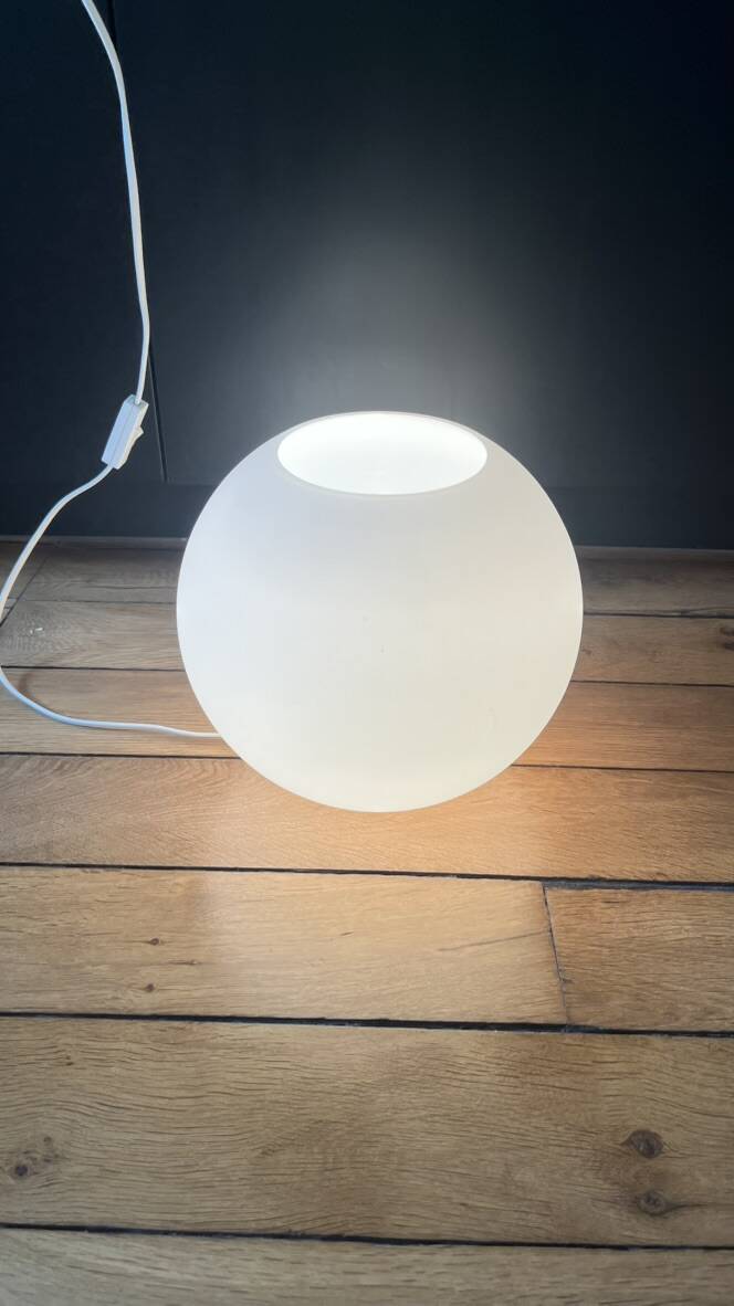Lampe boule en verre opalin