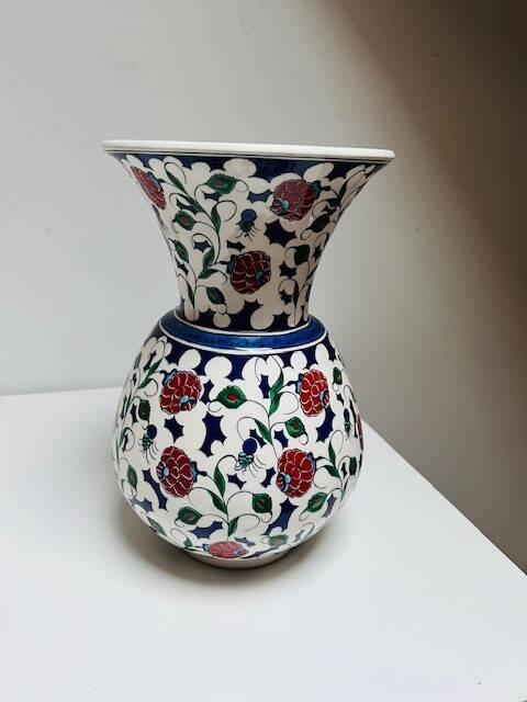 Hand painted ceramic vase from Iznik Türkiye