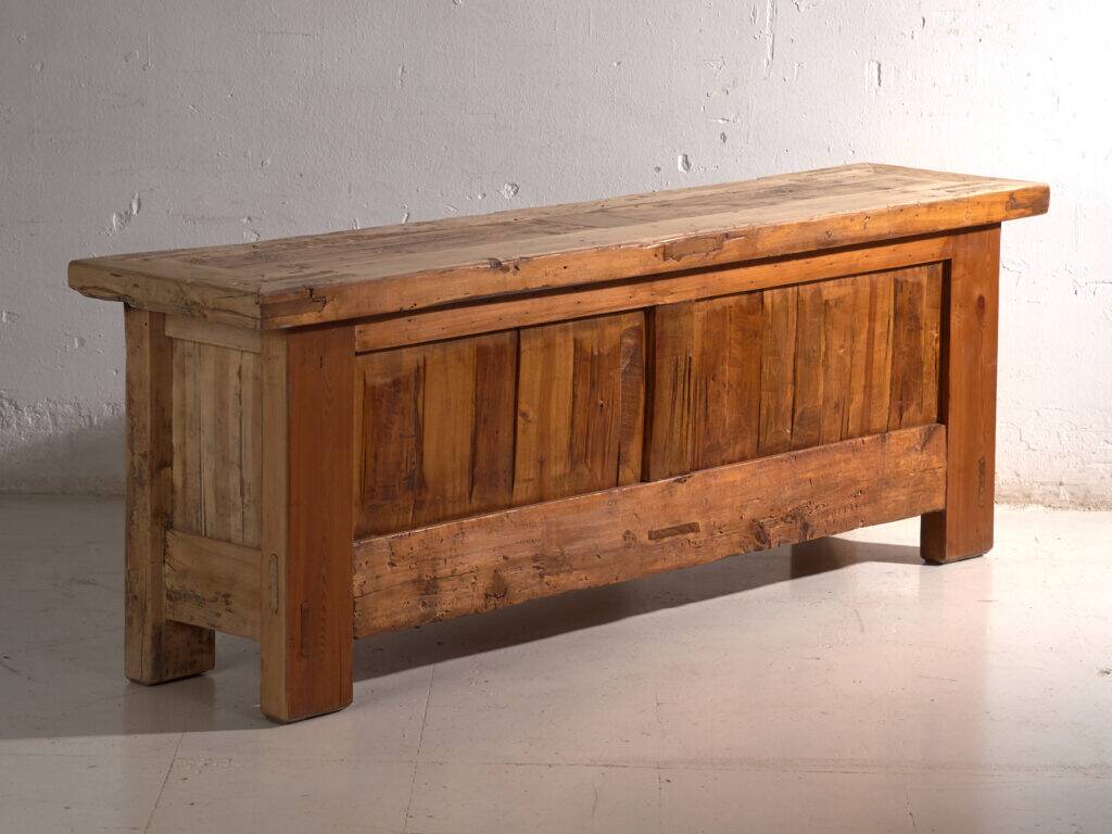 Buffet bas ancien sculpté en bois de sapin – Chine, vers 1900
