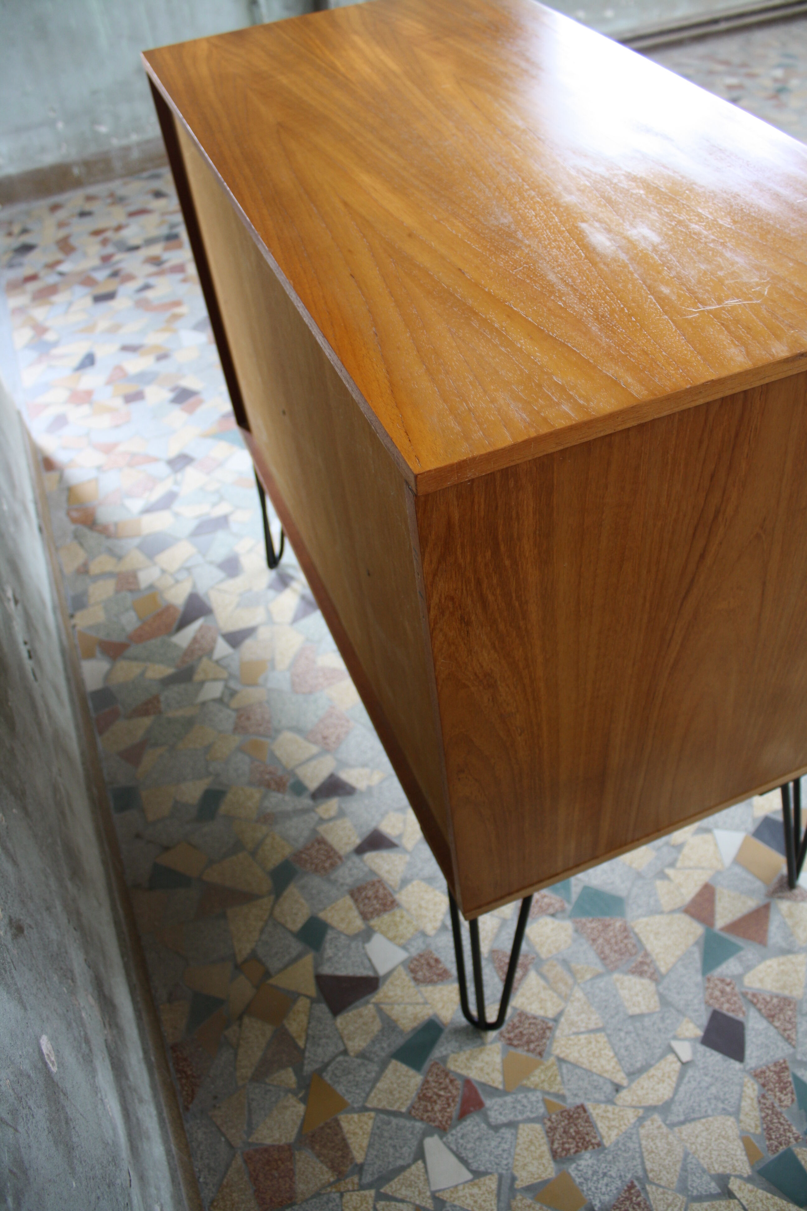 Showcase storage teak vintage 1960 with hairpin legs