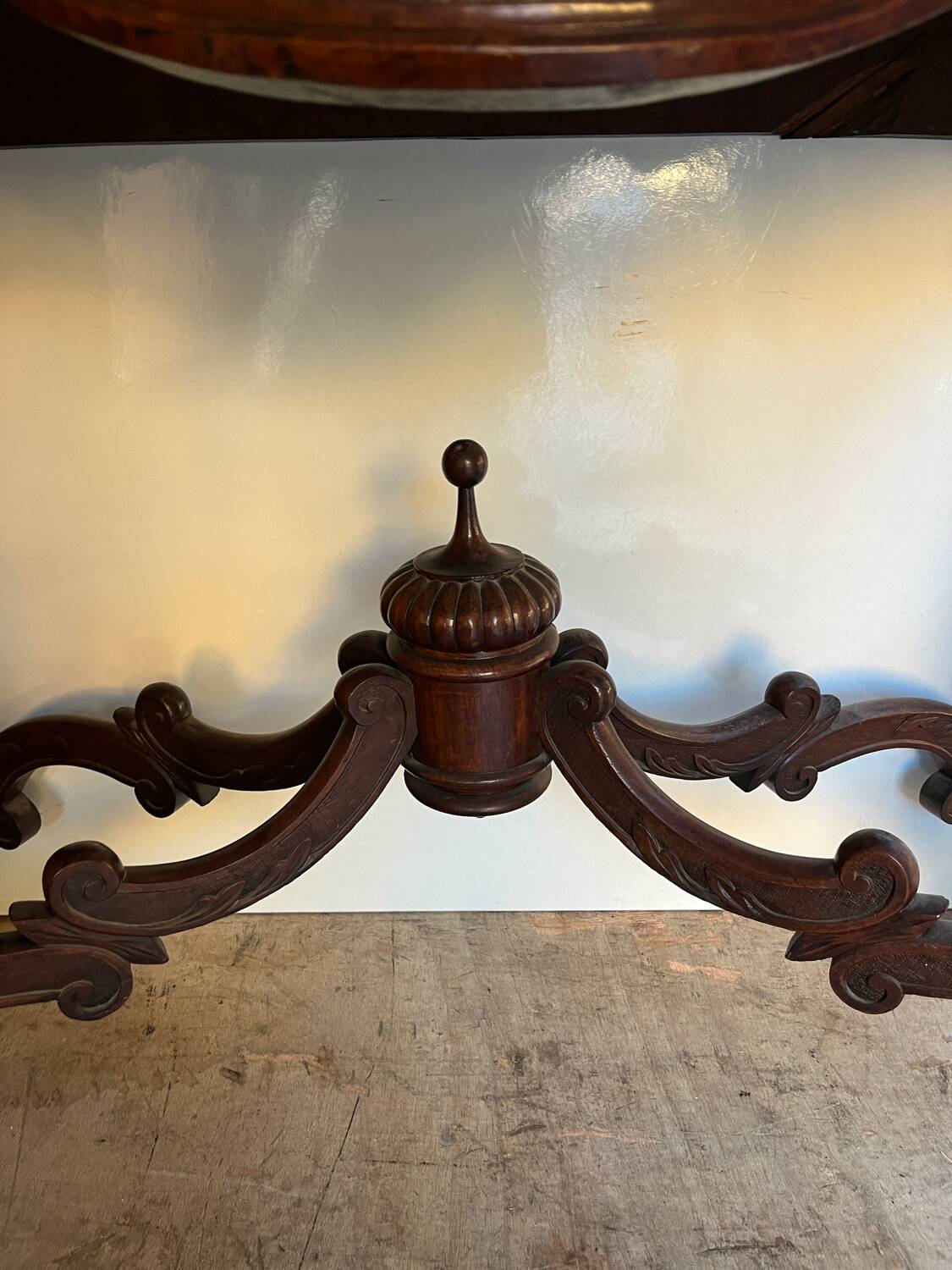 Console in carved solid oak and marble top