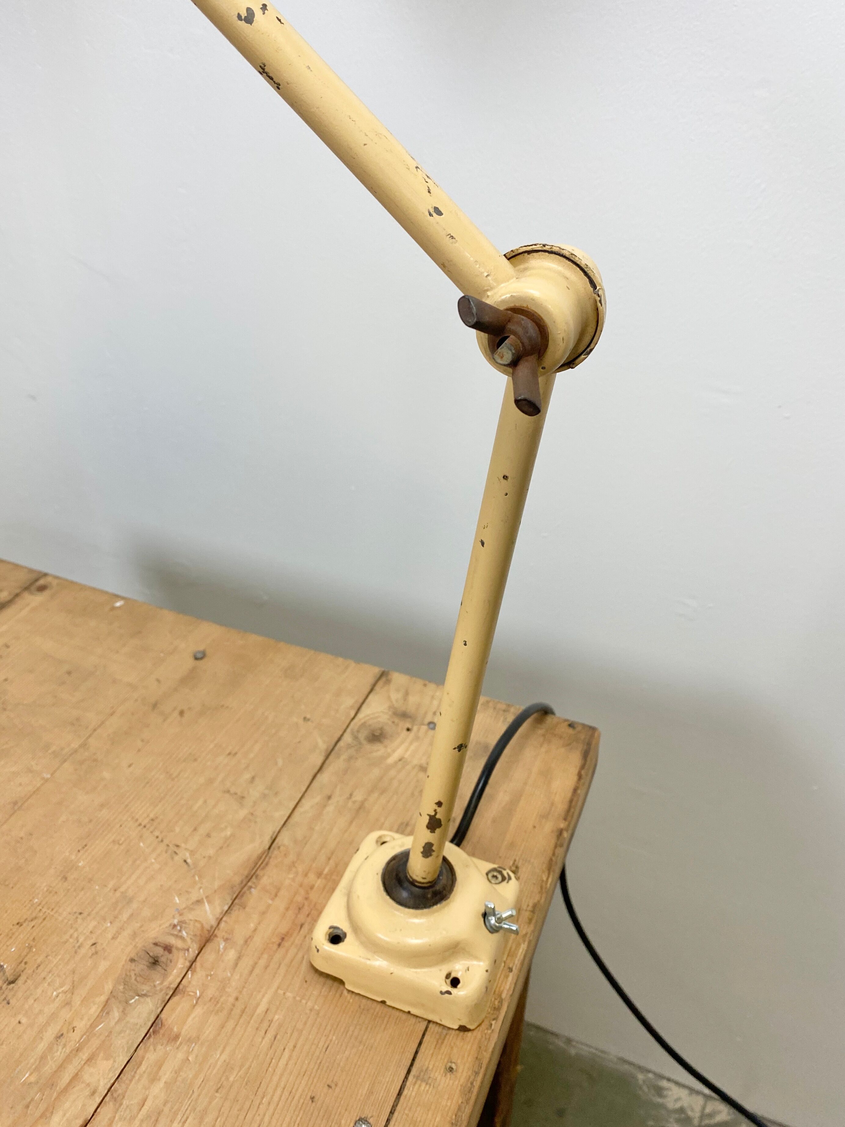Lampe de table industrielle beige du milieu du siècle, années 1960