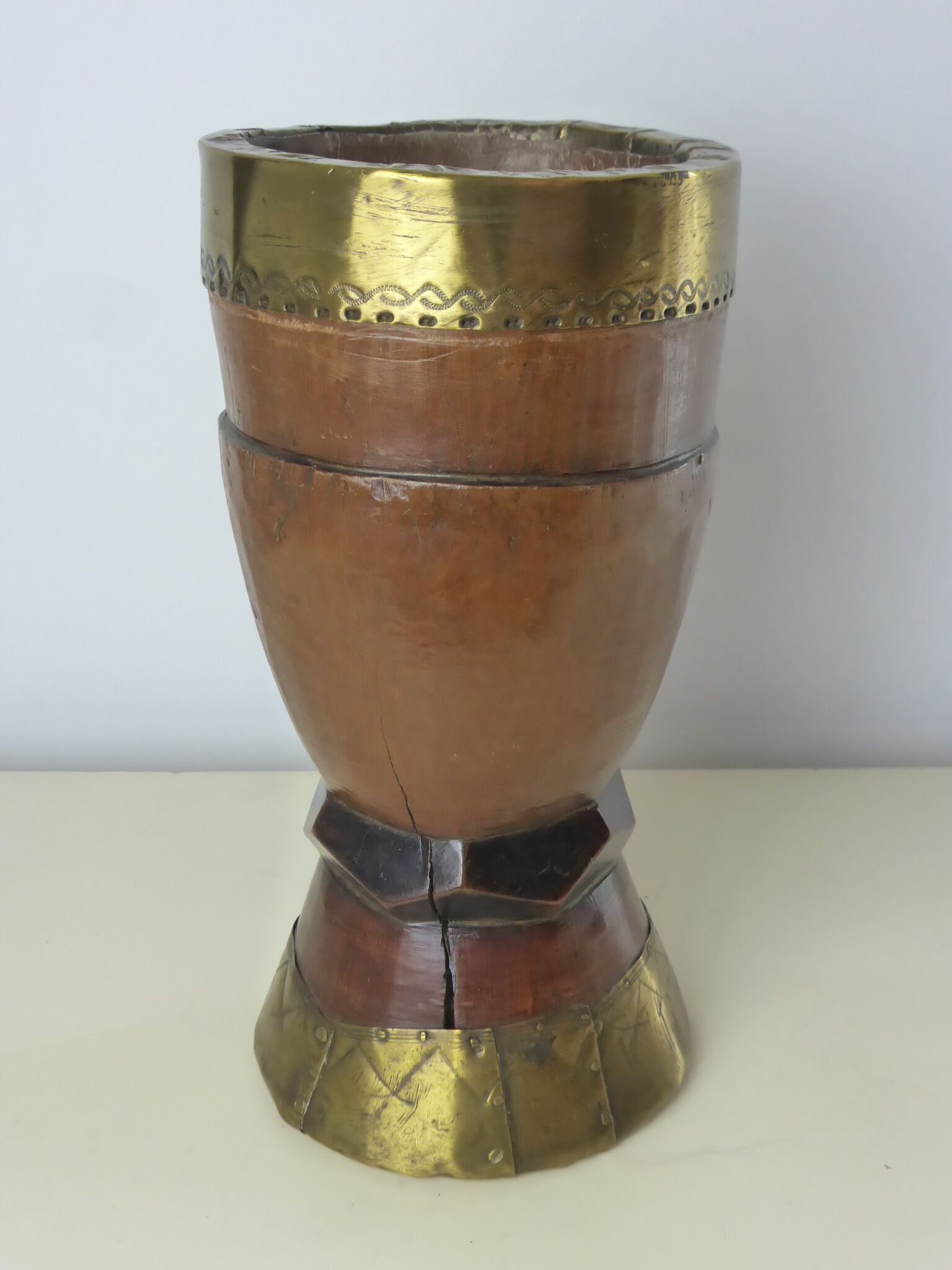Mortier en bois sculpté orné de cerclages de laiton gravé de motifs stylisés-Bénin déb.20è
