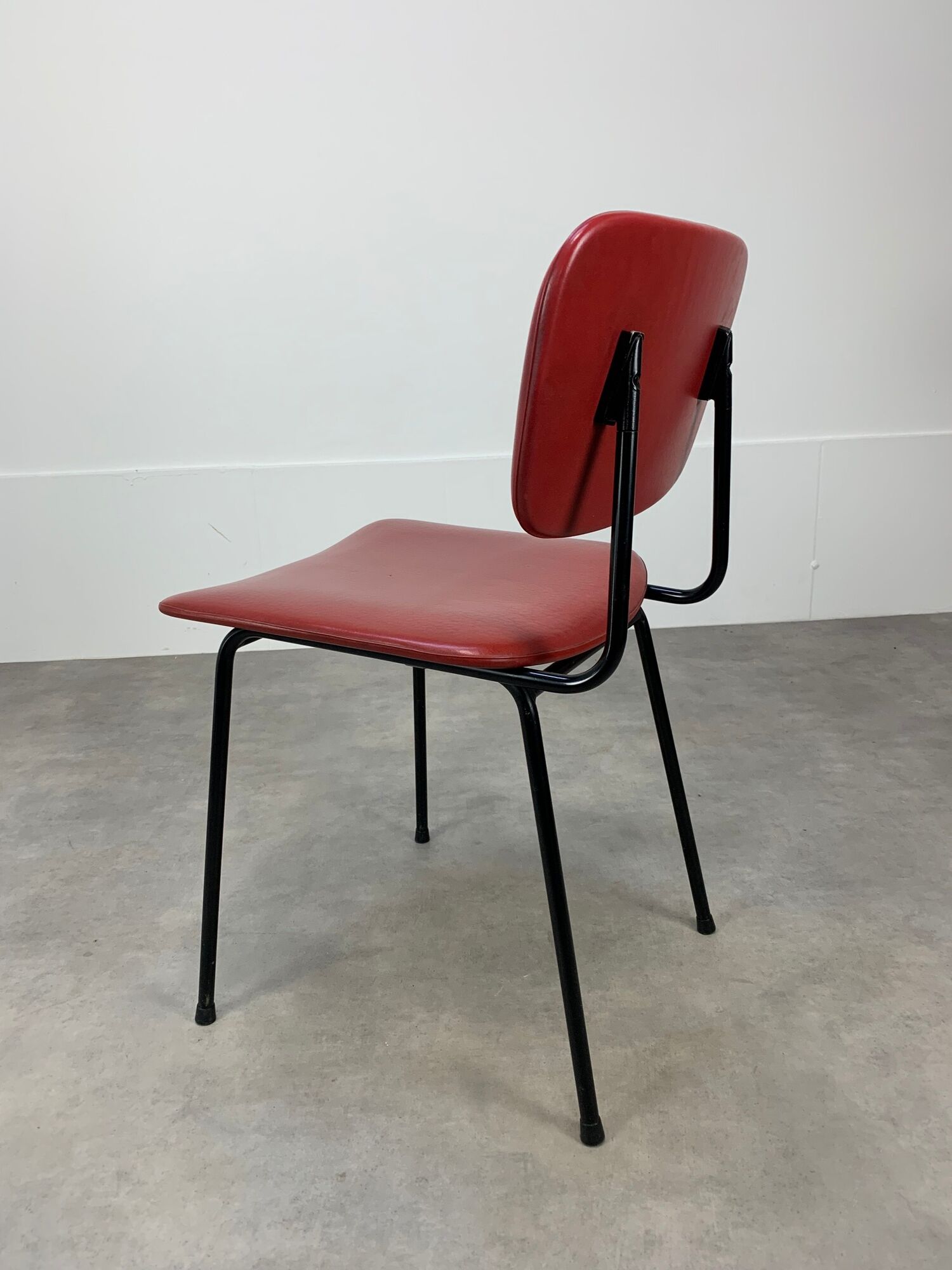 Airborne chair model Carolina Prefacto, 1950, metal and red skaï