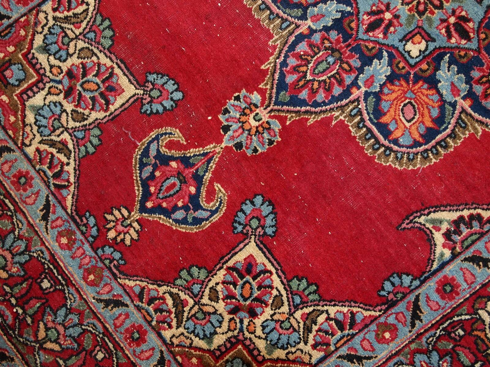 Tapis vintage fait main Kazvin en laine rouge vif (100cm x 144cm)