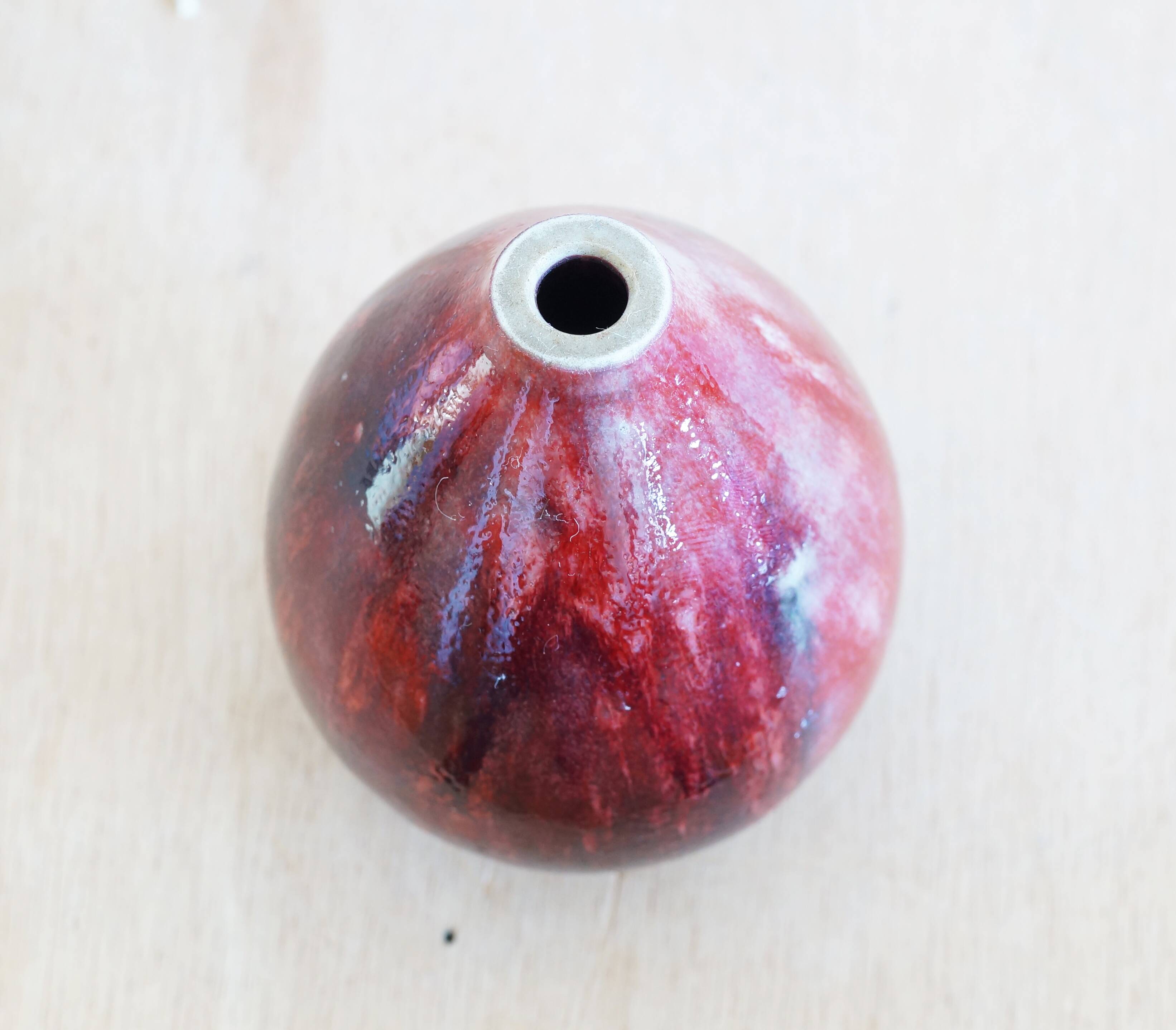 Vase en grès émaillé rouge, estampillé