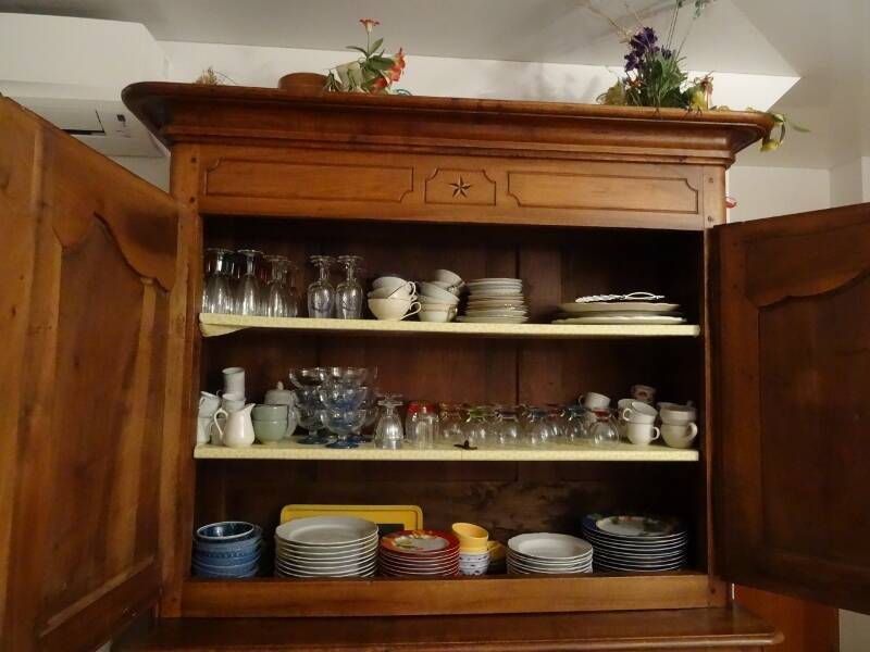 magnificent two-body buffet from the 18th century in walnut – an exceptional antique piece