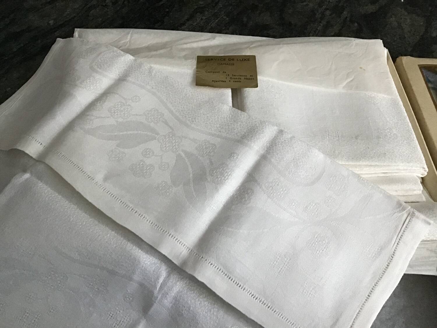 White damask table service consisting of a large tablecloth and 12 napkins