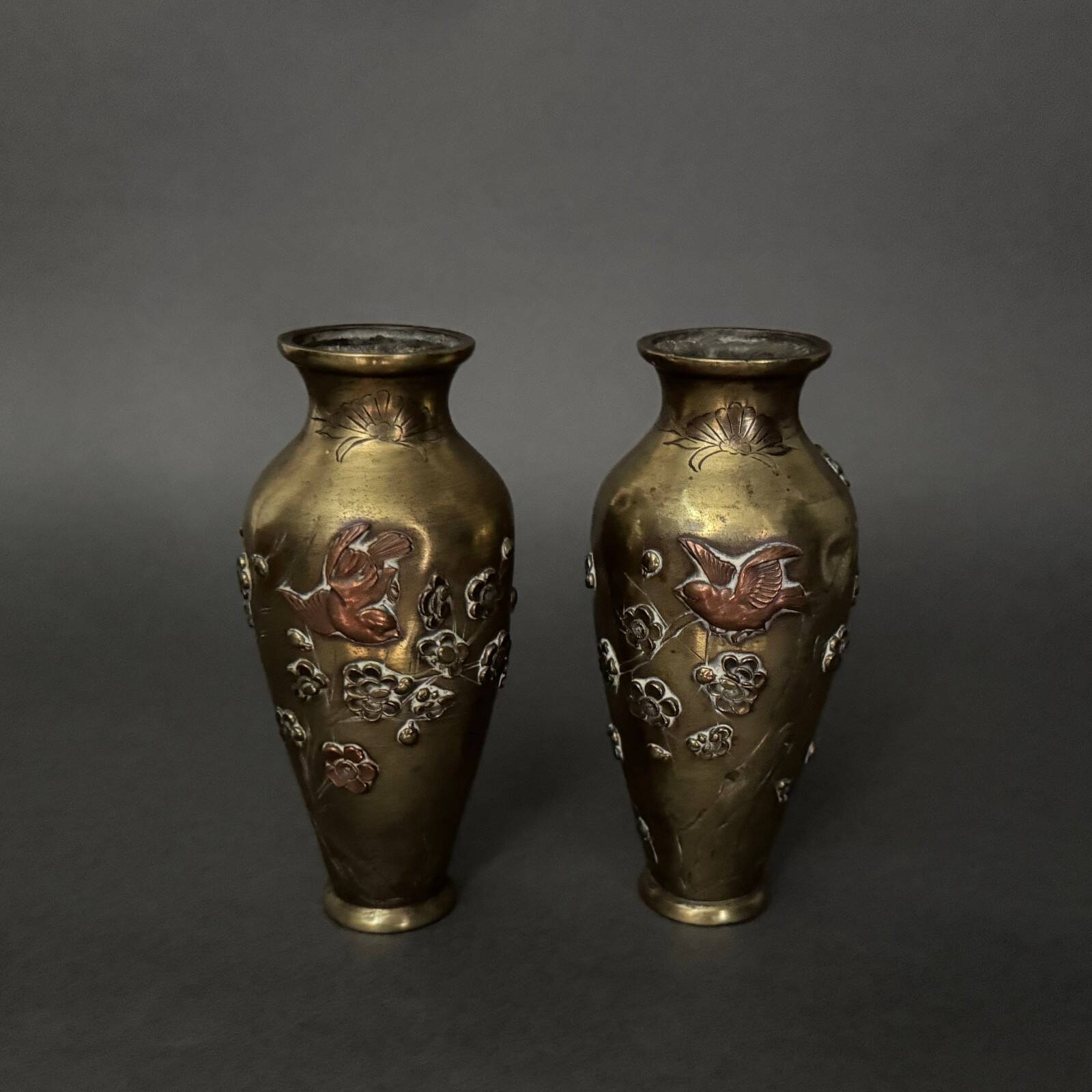 Pair of Japanese vases in chiselled bronze with inlaid bird decoration.