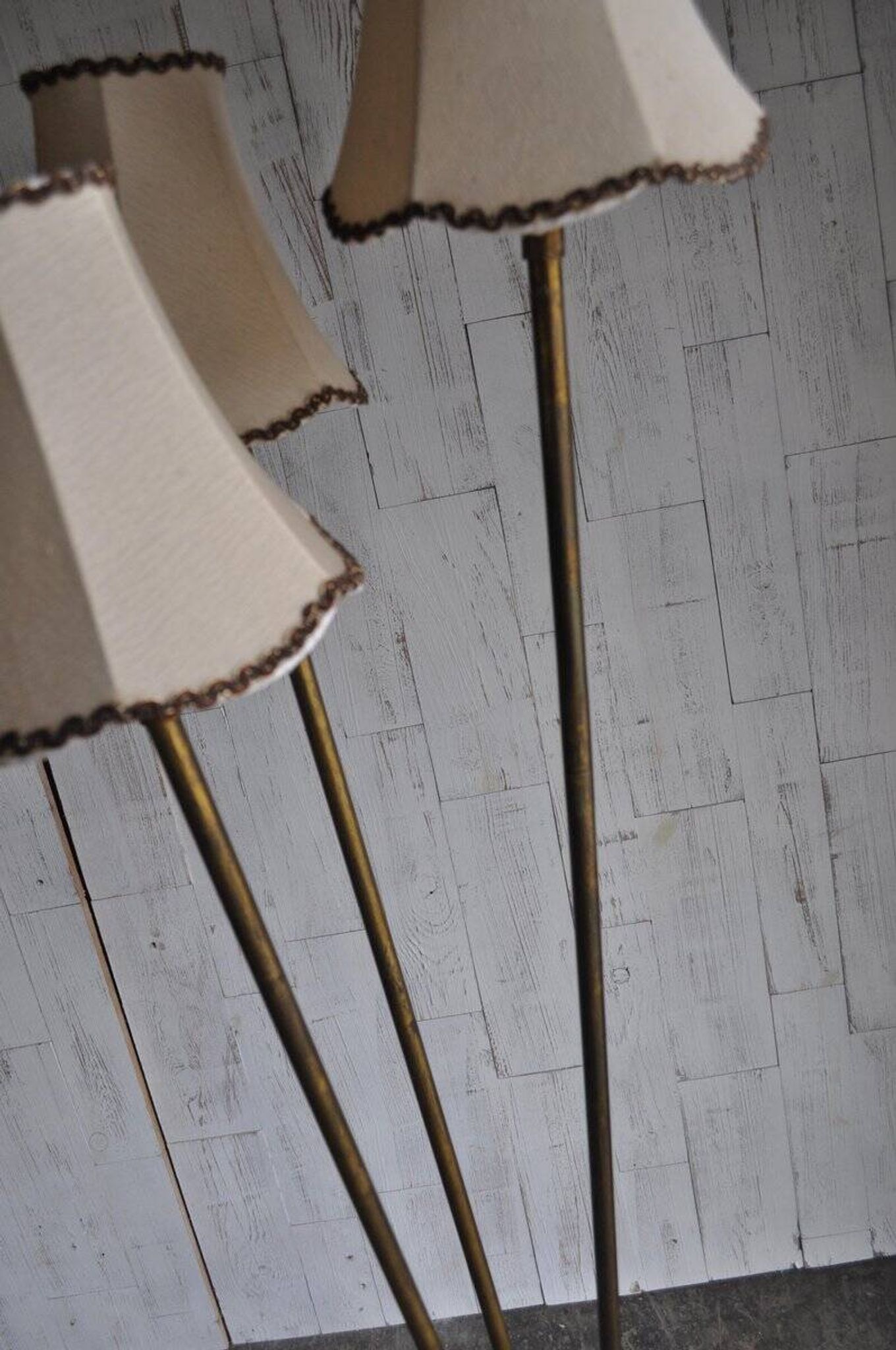 Art Deco floor lamp from the 1940s in brass with a wooden base, 3 branches, beige lampshades.