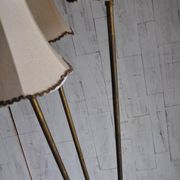 Art Deco floor lamp from the 1940s in brass with a wooden base, 3 branches, beige lampshades.
