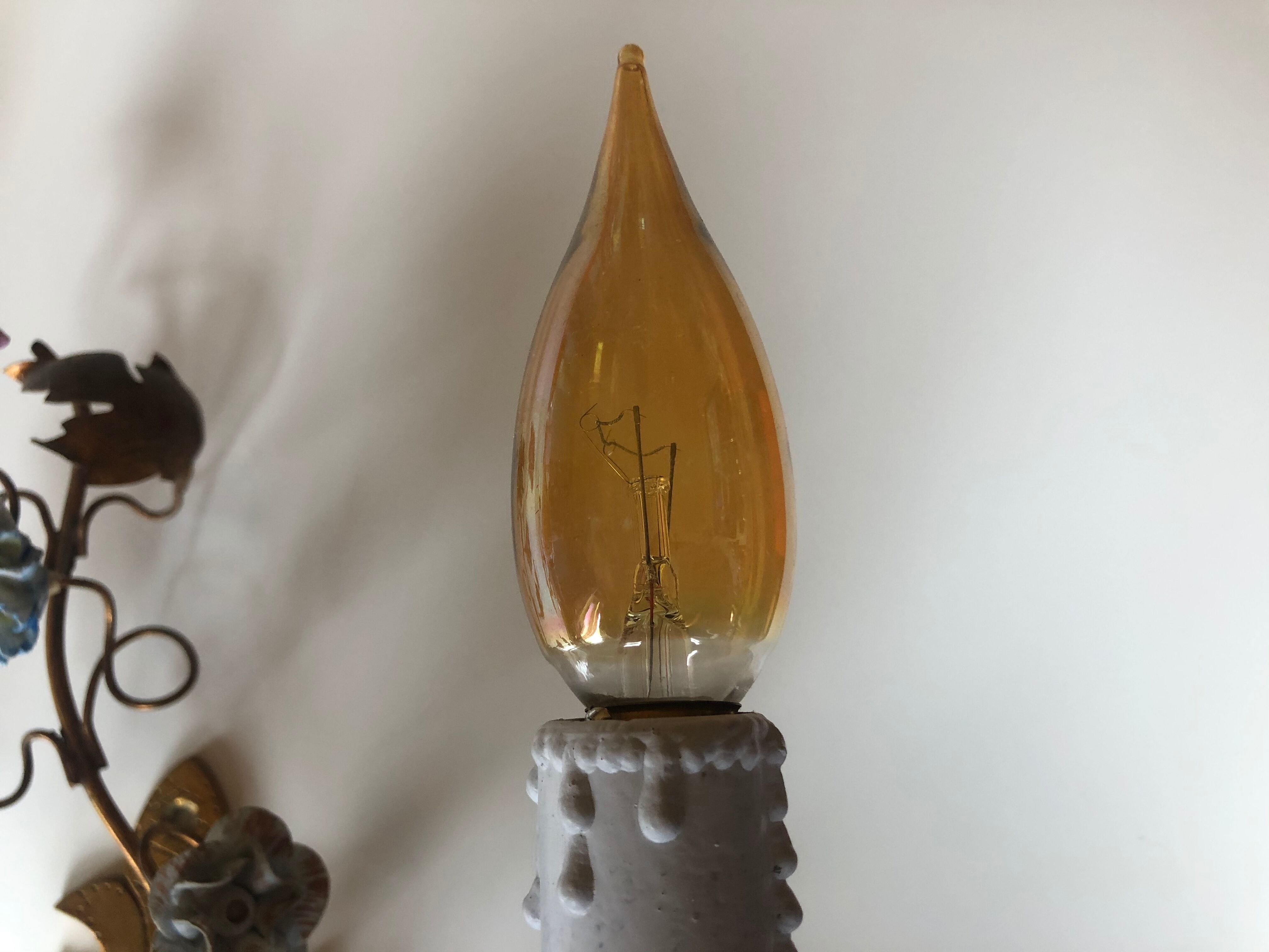 Two bronze wall light decorated with flowers in german porcelain