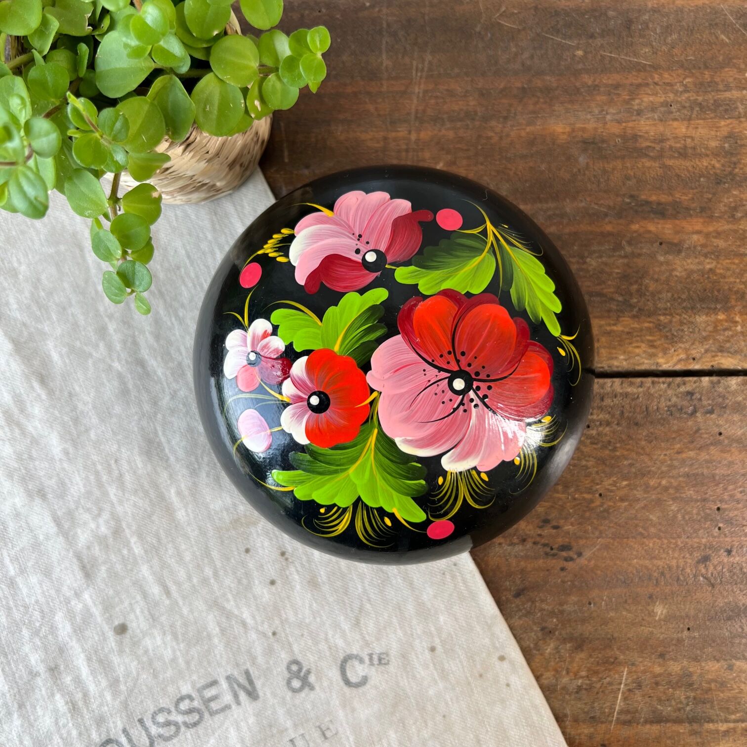 Round box - hand painting
