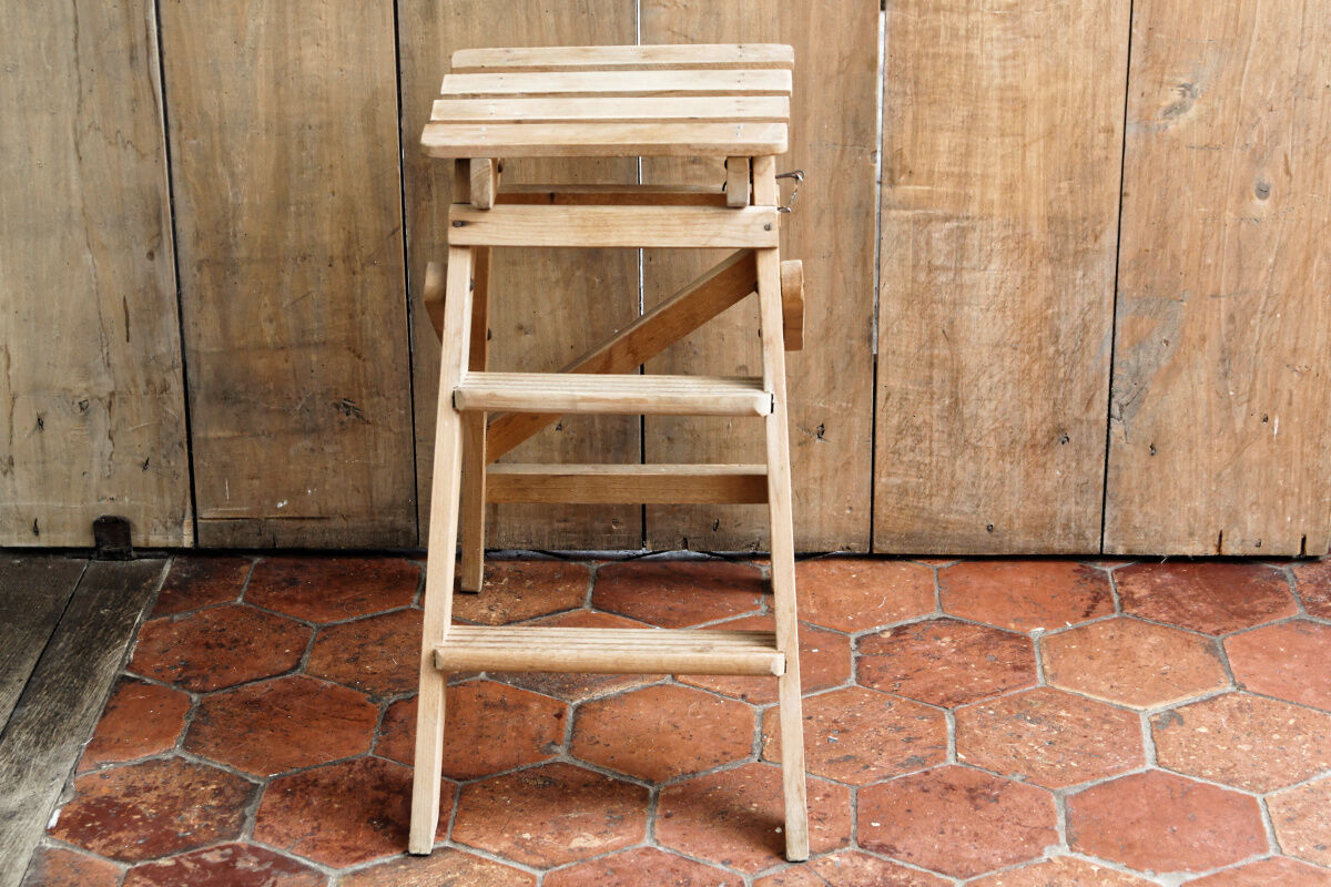Folding wooden stepladder