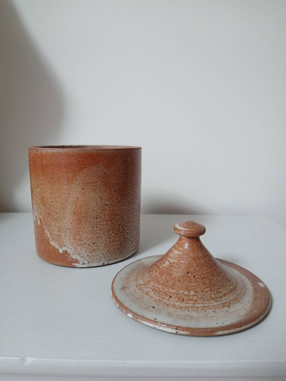 Pot en grès avec couvercle