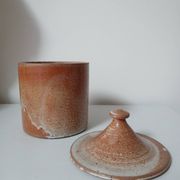 Stoneware pot with lid