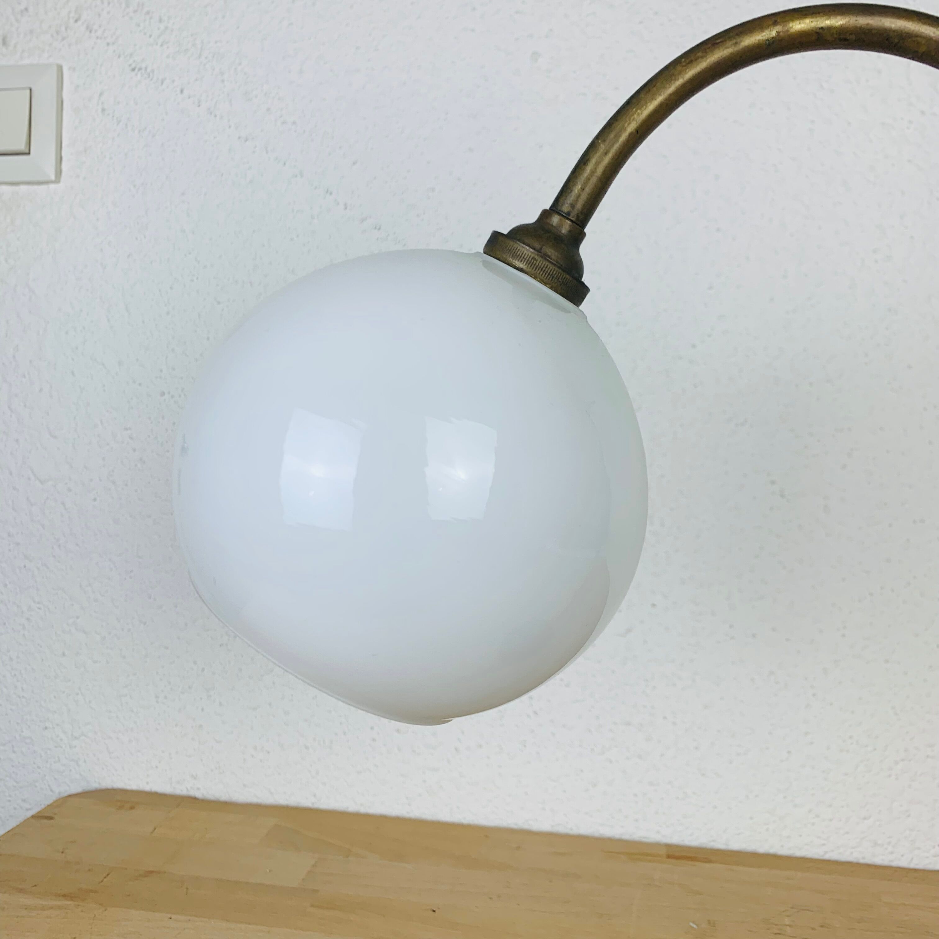 Lampe art déco monte et baisse laiton opaline