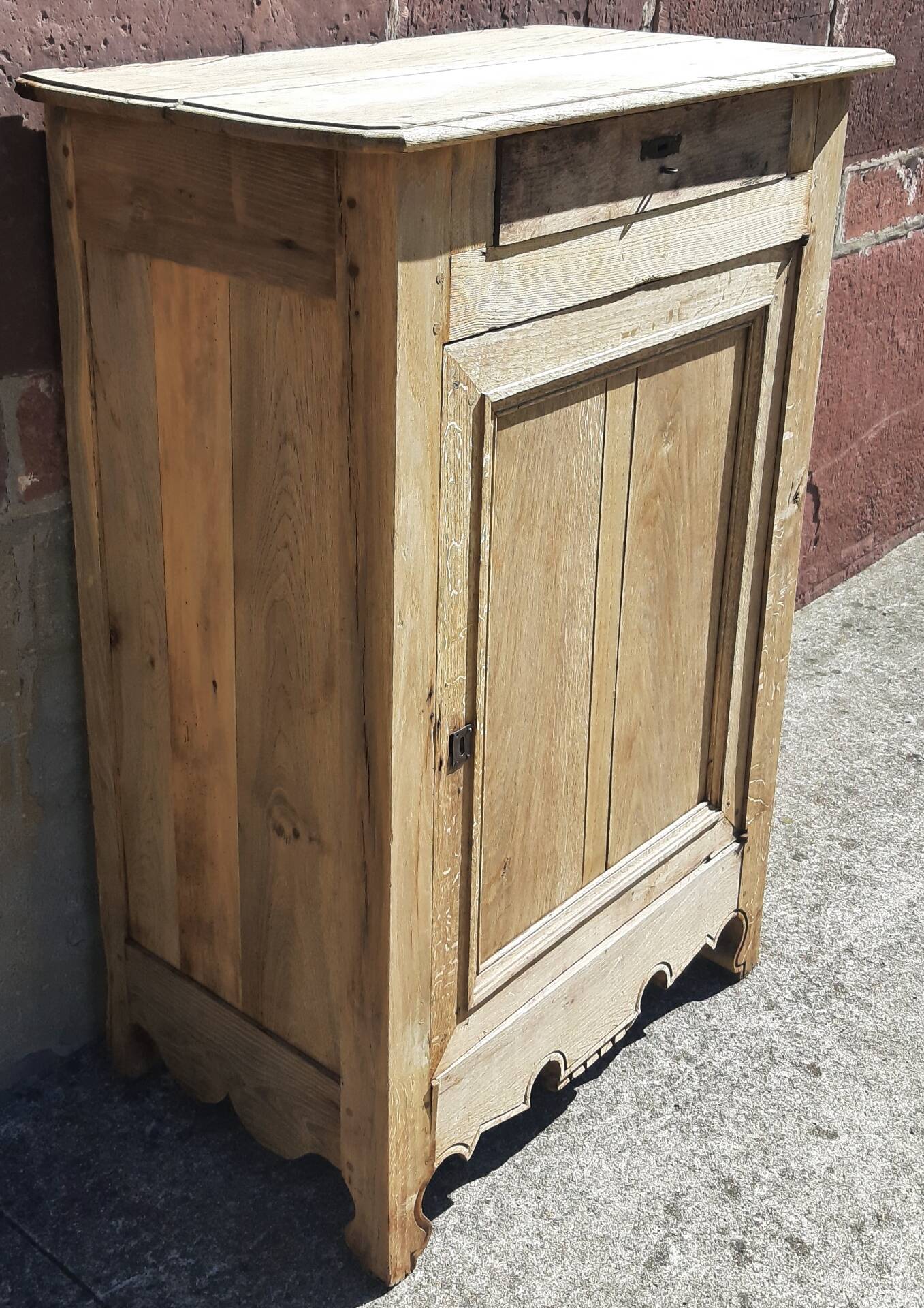 Confiturier or sideboard.