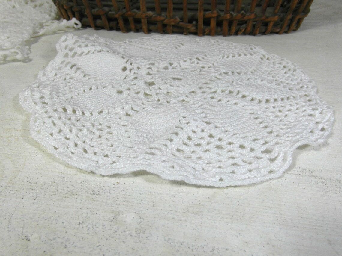 Round placemat in crocheted cotton lace