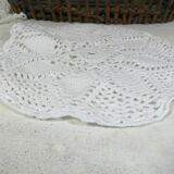 Round placemat in crocheted cotton lace