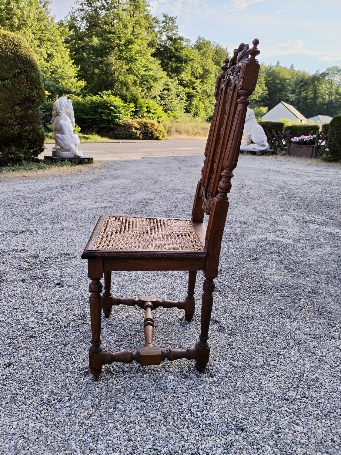 Table en bois massif de hêtre avec 5 chaises bois et cannage .