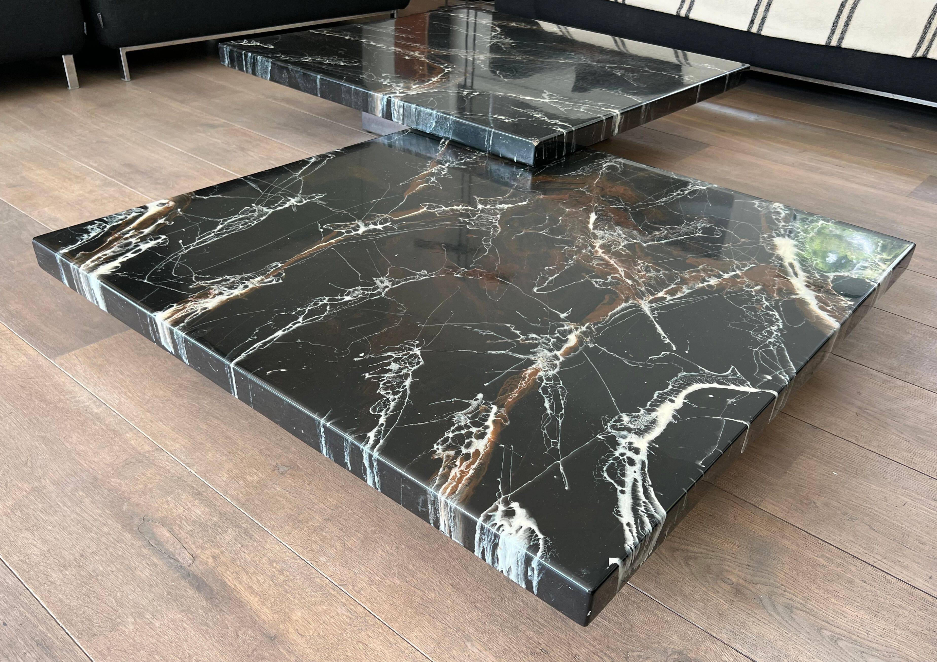 Table basse composée de deux tables design en faux marbre reposant sur piètements chromés de Willy Rizzo