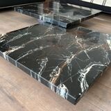 Table basse composée de deux tables design en faux marbre reposant sur piètements chromés de Willy Rizzo