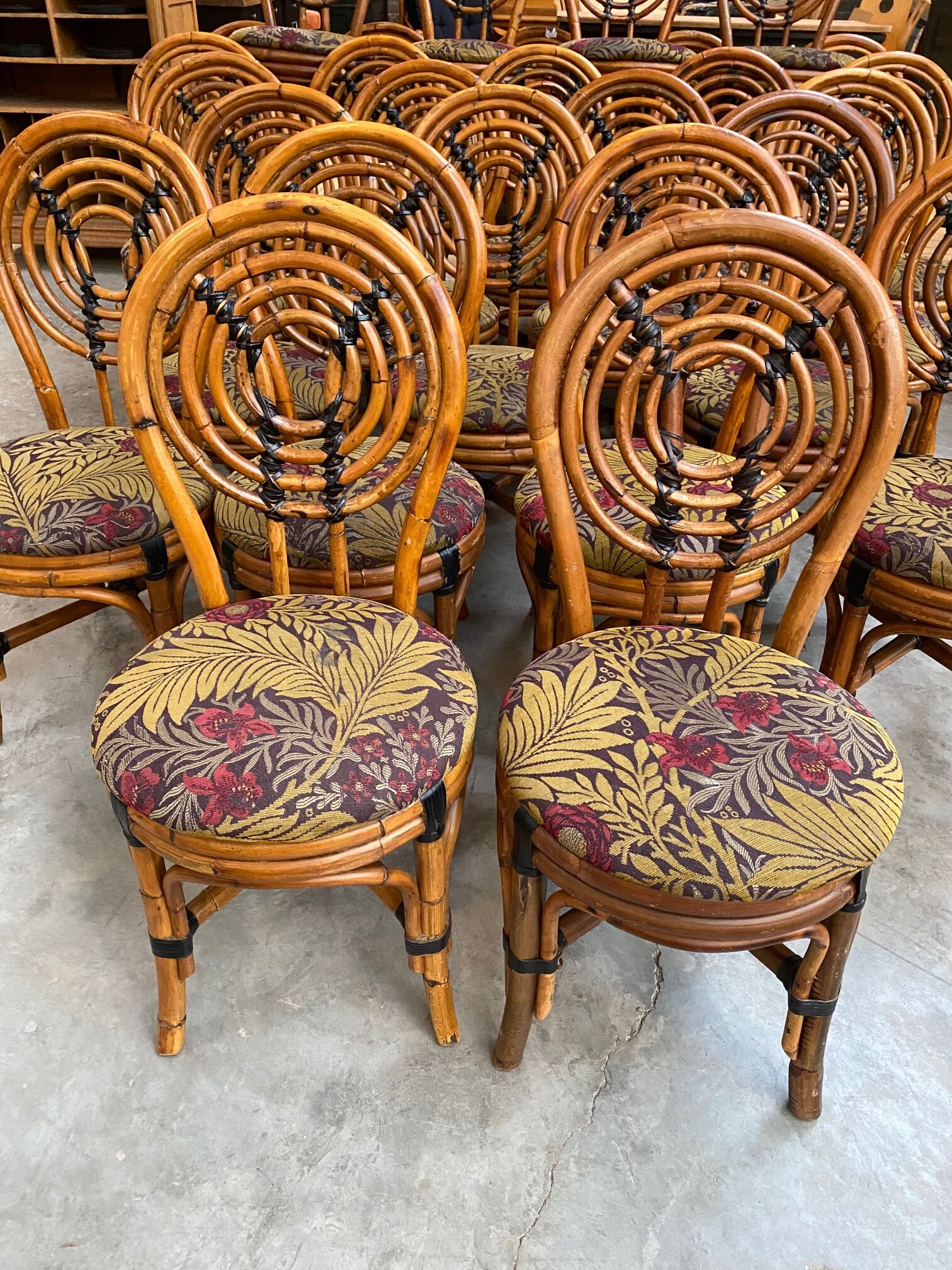 Suite de 12 chaises vintages
