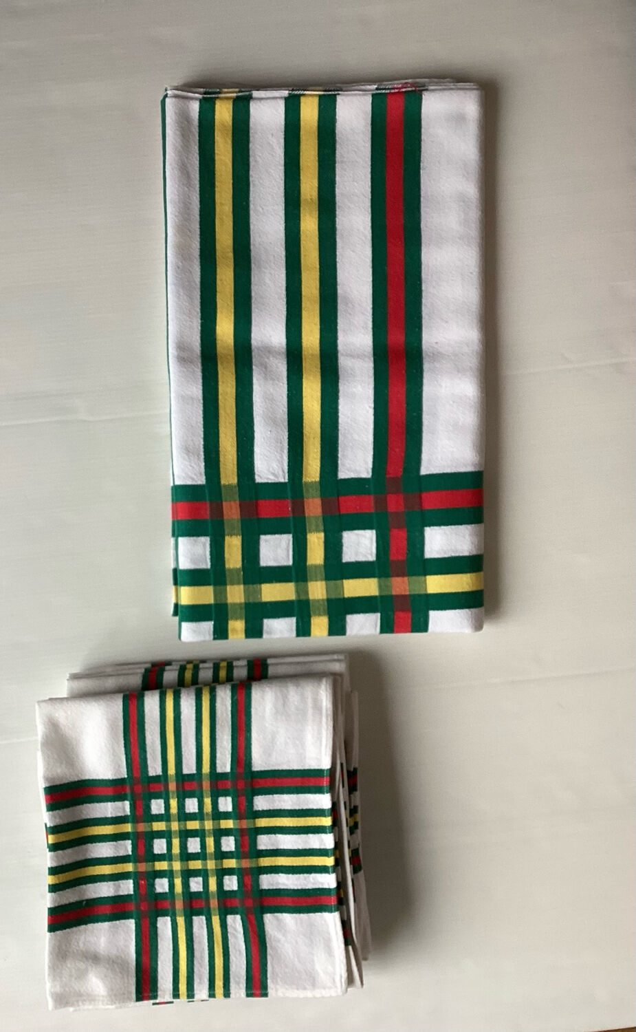 Tablecloth and 6 towels - vintage