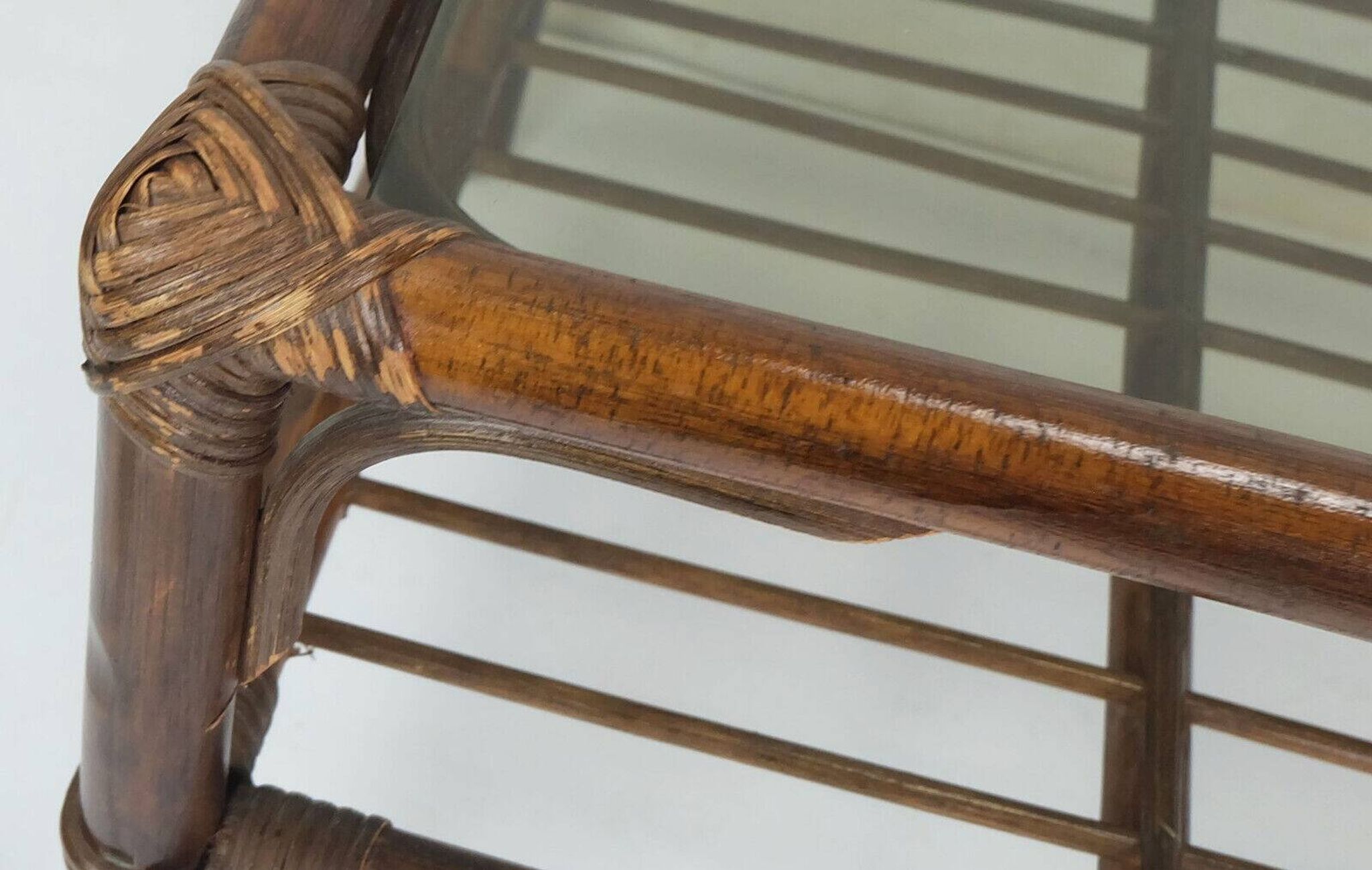 table d'appoint des années 1970 en bambou, osier et verre