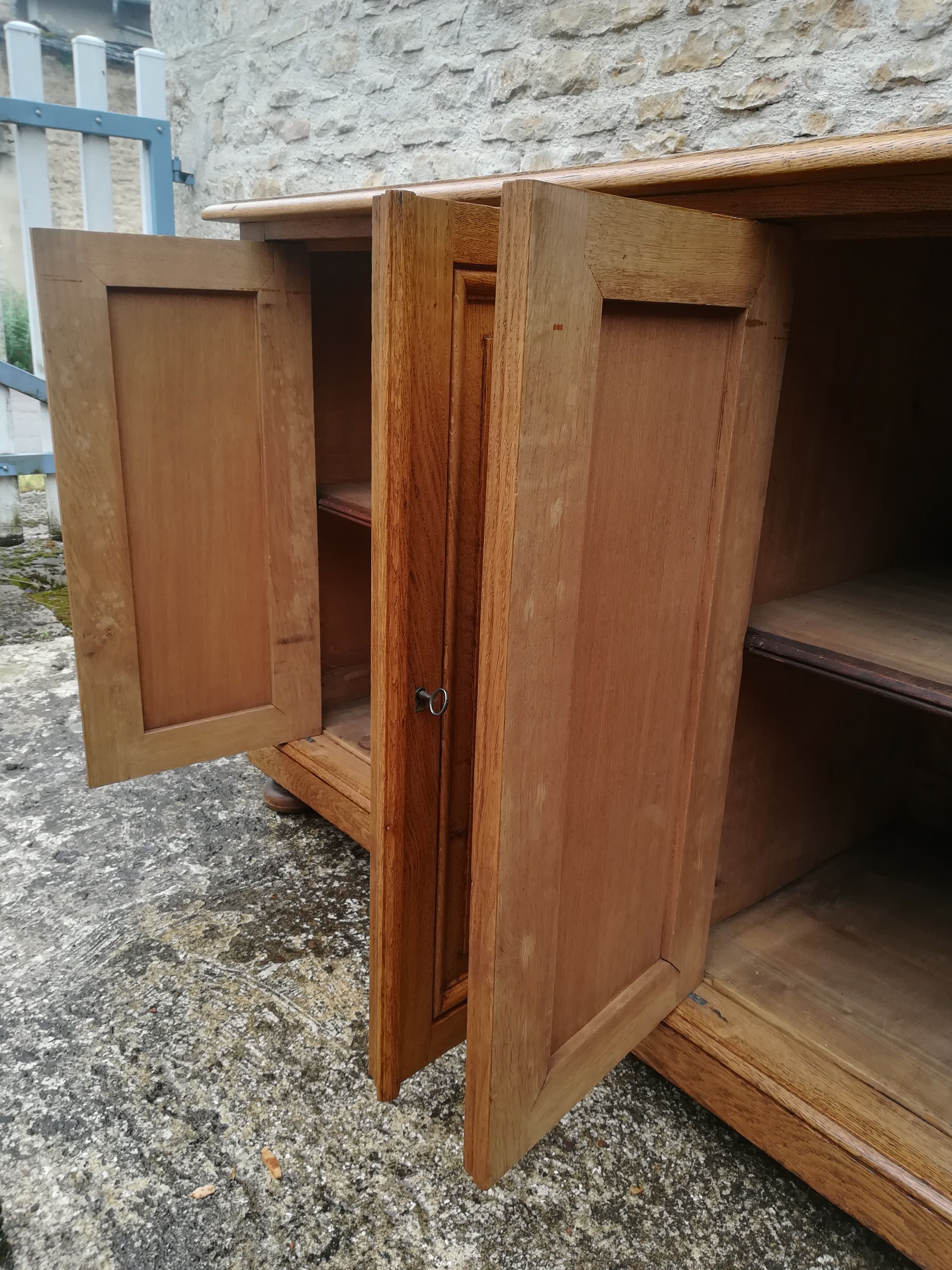 Four-door trade furniture