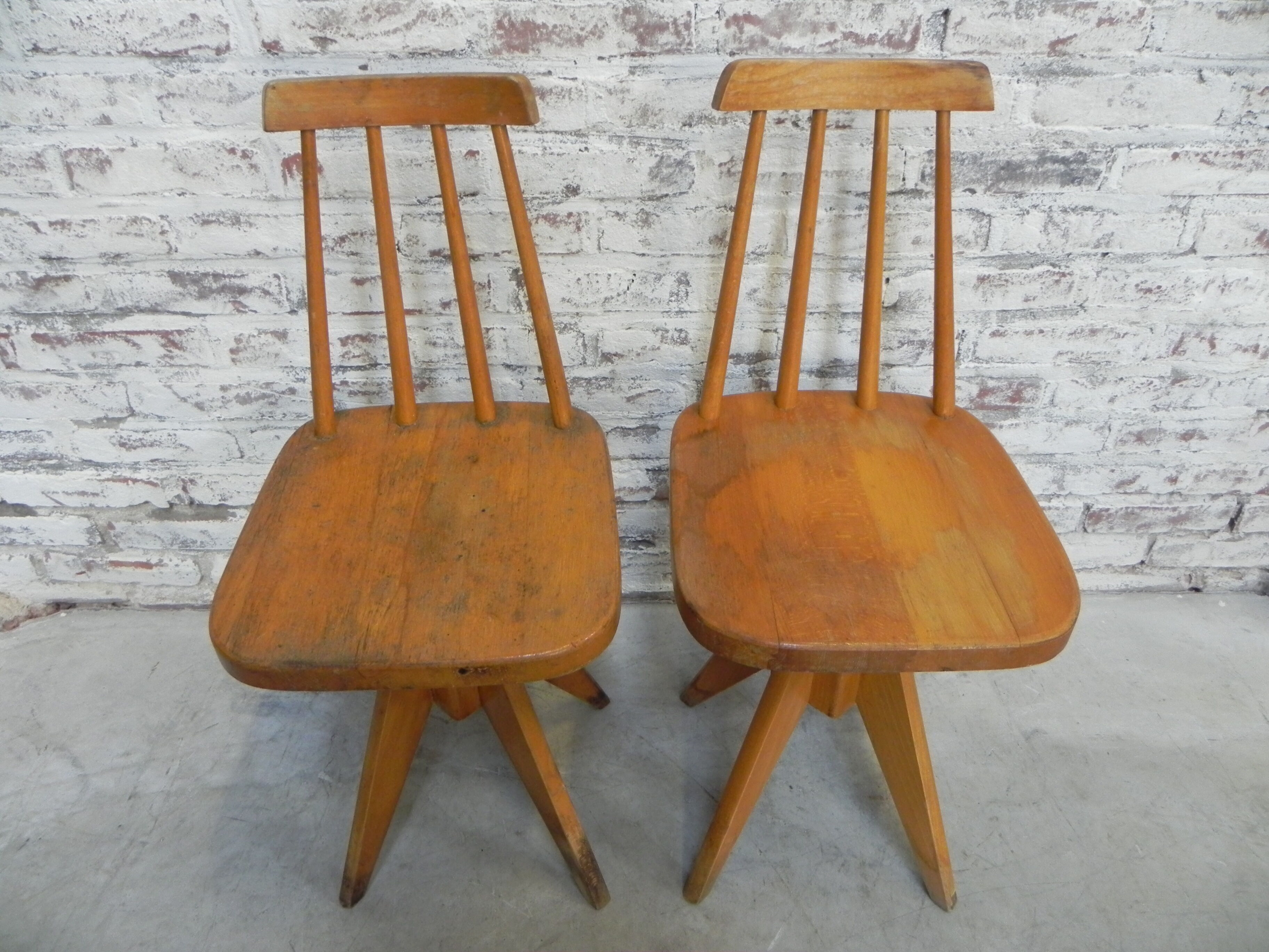 2 chaises en bois studio