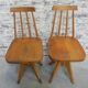 2 chaises en bois studio