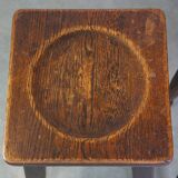 Ensemble de 2 tabourets anciens anglais en chêne massif avec une touche de style art nouveau.