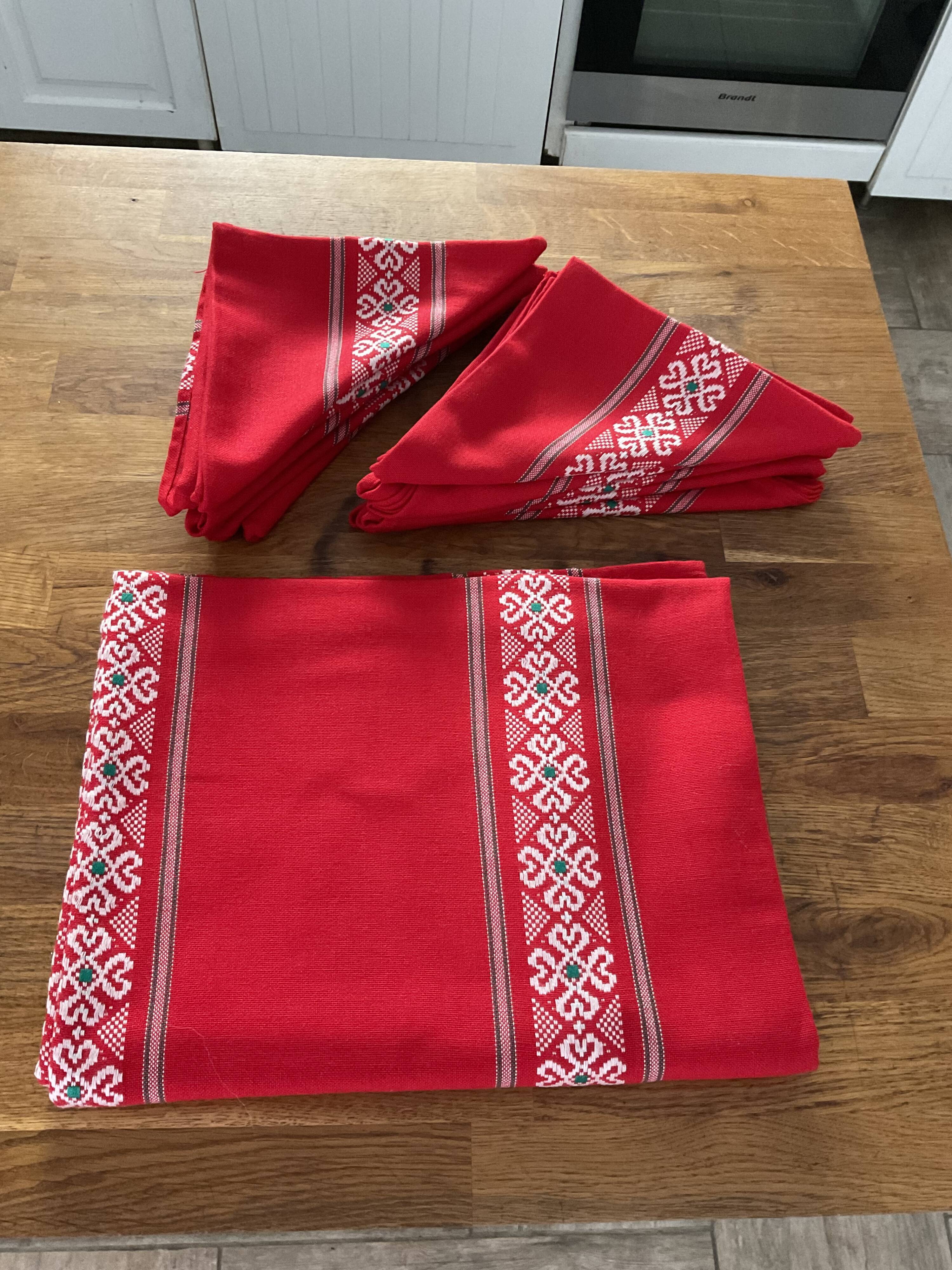 Tablecloth and 12 towels. Vintage