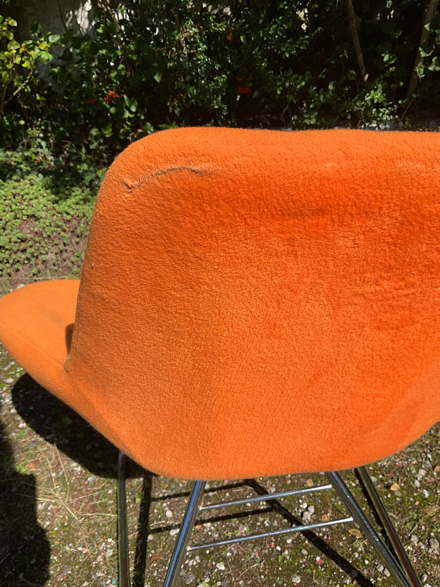 Fauteuil vintage orange et pied chromé