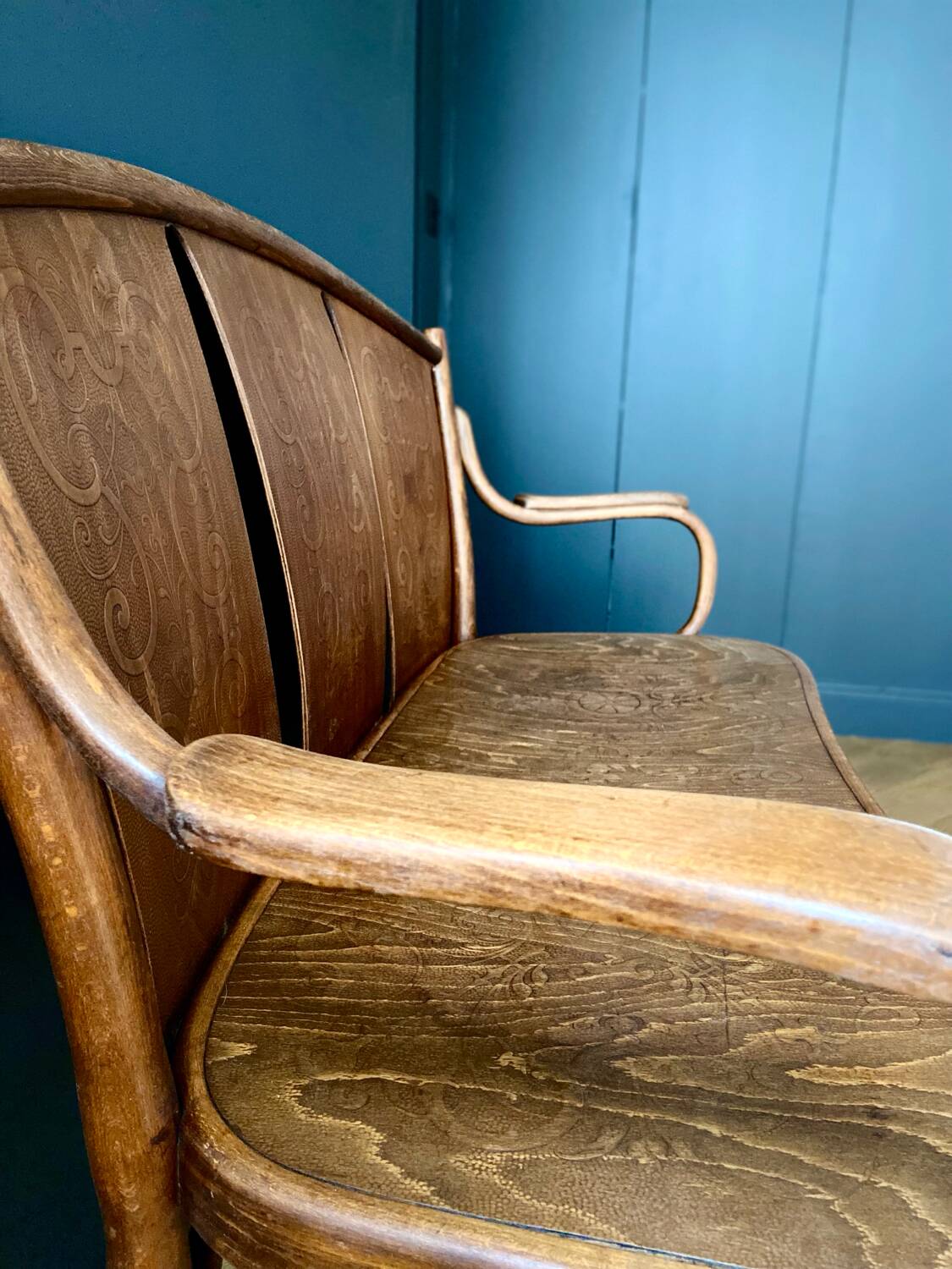 Bistro-style bench in embossed wood stamped Thonet - early 20th century