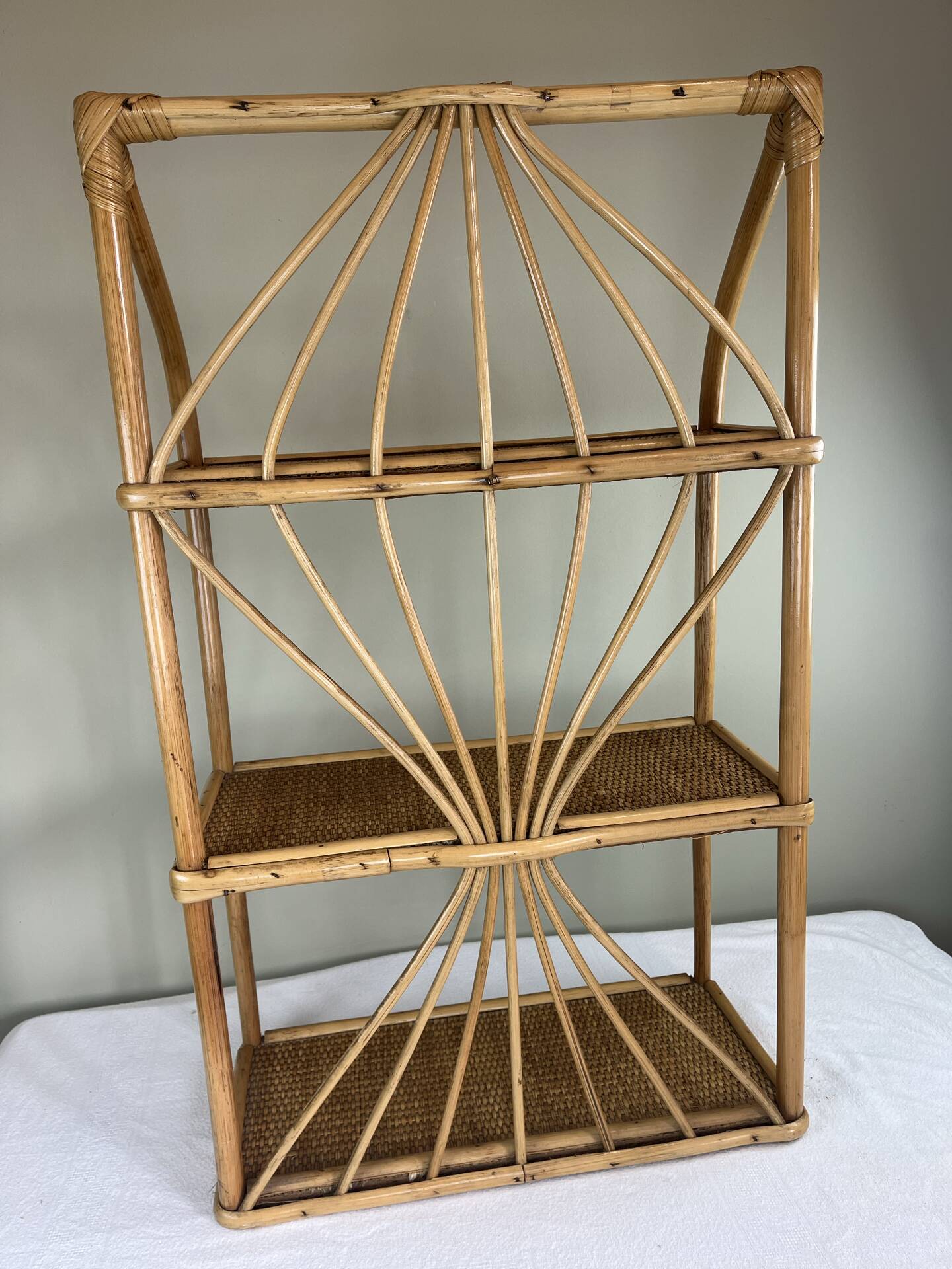 Étagère en rotin vintage 