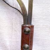 Ensemble par J.P. Ryckaert lampadaire et cendrier en fer forgé et cuir, France 1950