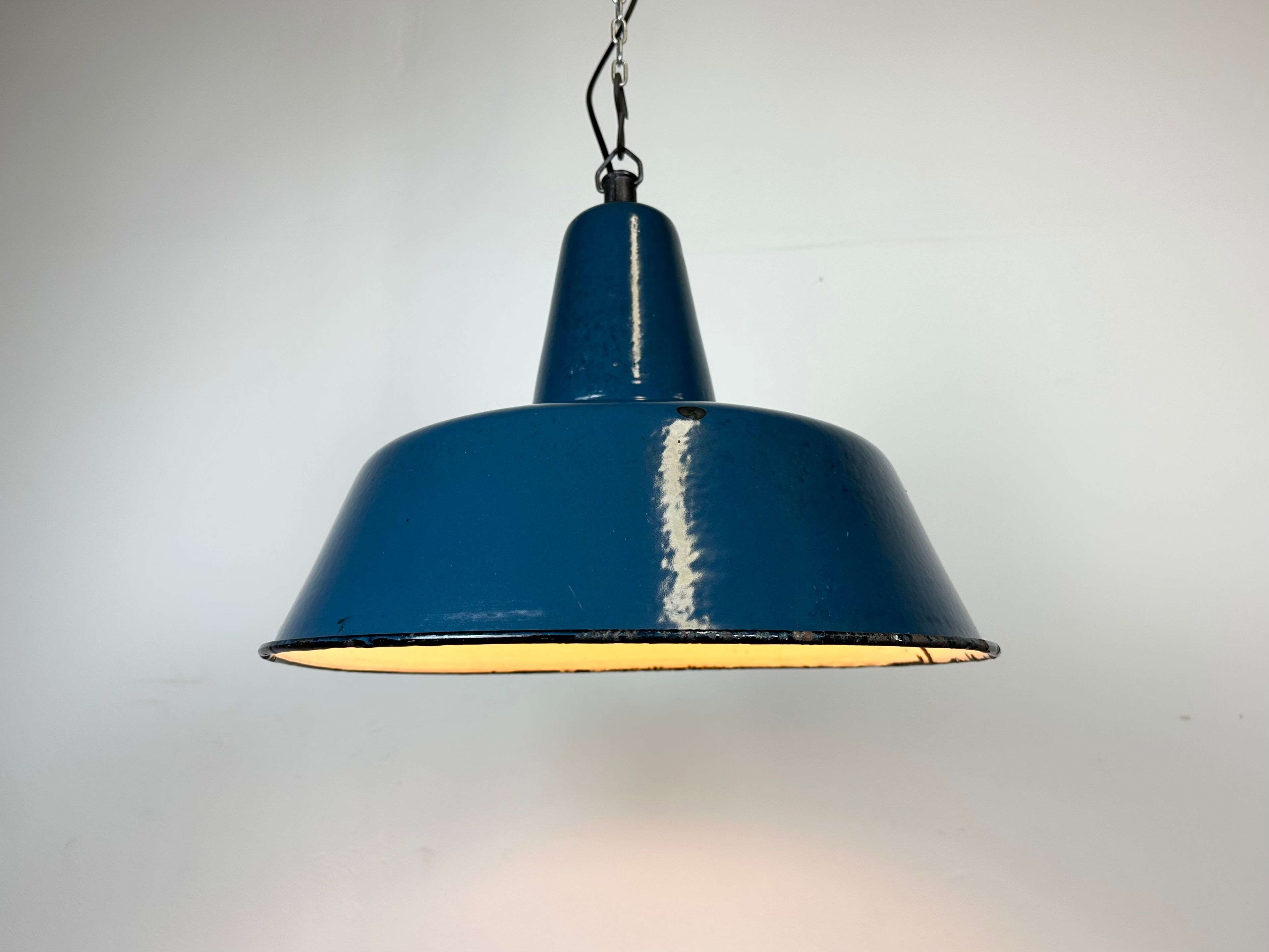 Suspension industrielle en émail bleu d’usine, années 1960