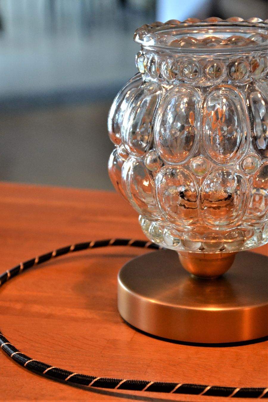 Glass globe-laying lamp with large bubbles