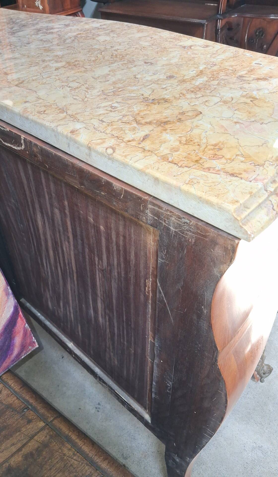 Commode Galbée De Style Louis XV En Marqueterie, Plateau De Marbre