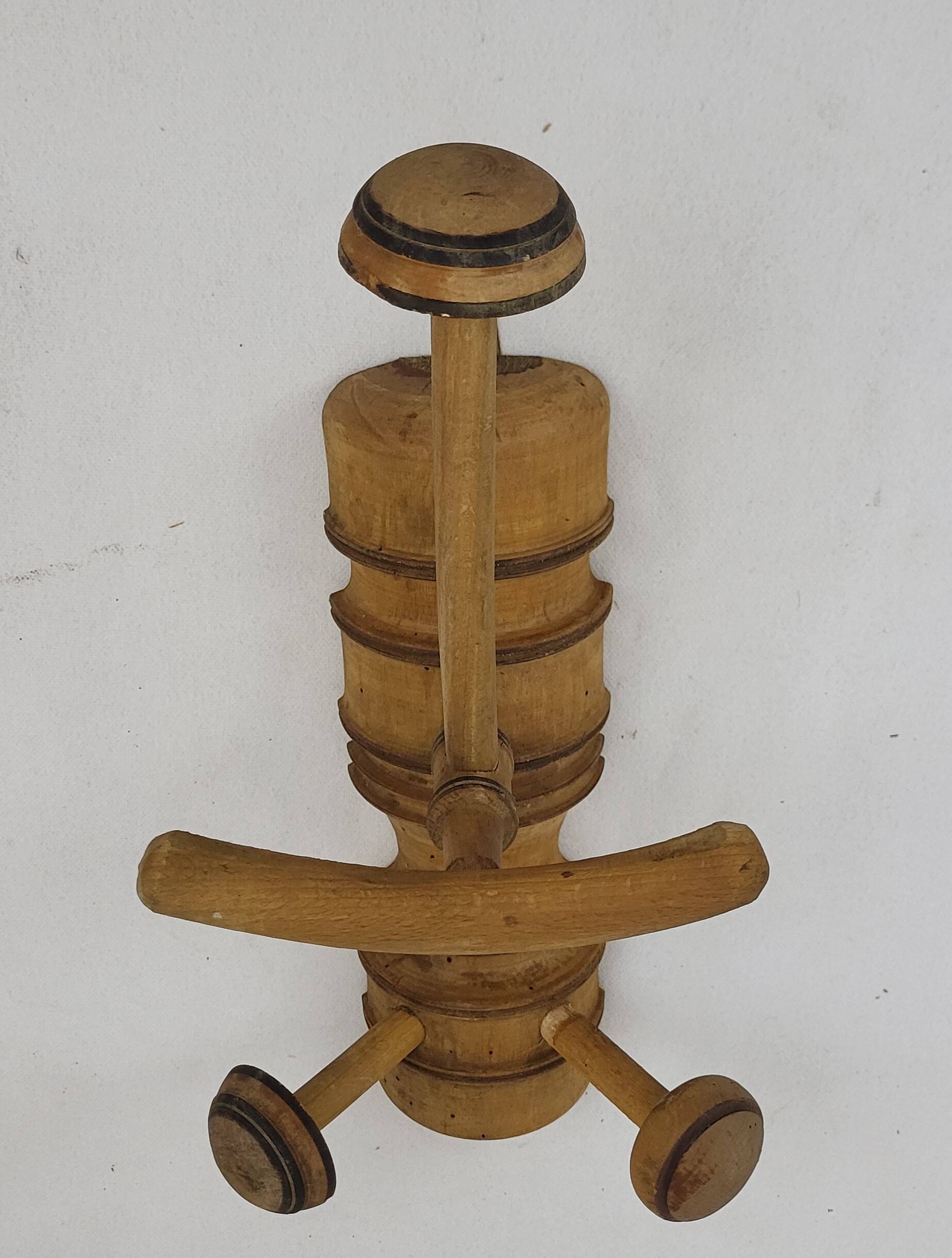 Wall-mounted coat rack