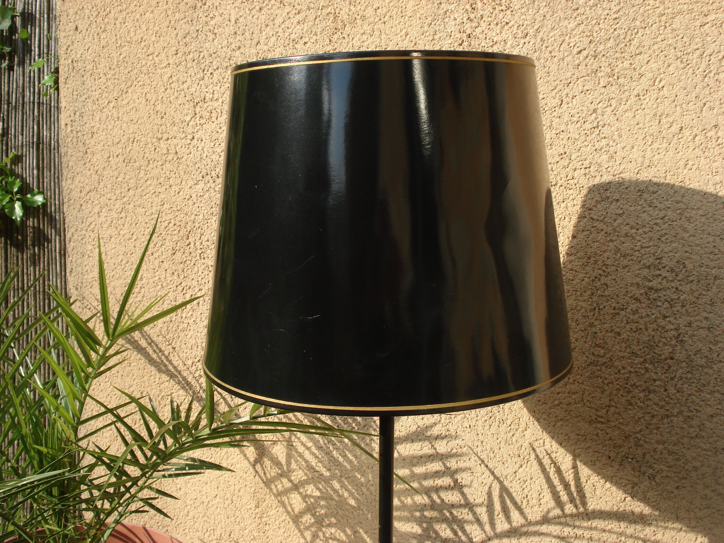 Black metal lamp and brass dore reglable tripod