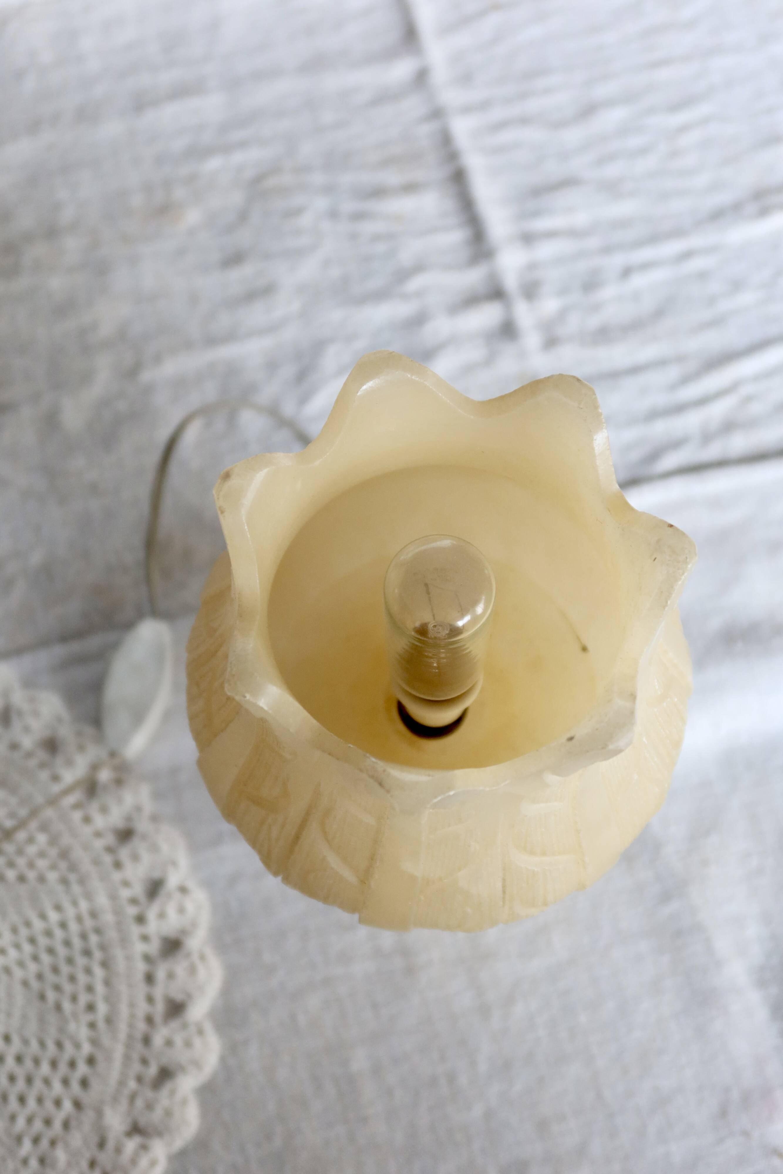 Lampe tulipe en albâtre à poser vintage